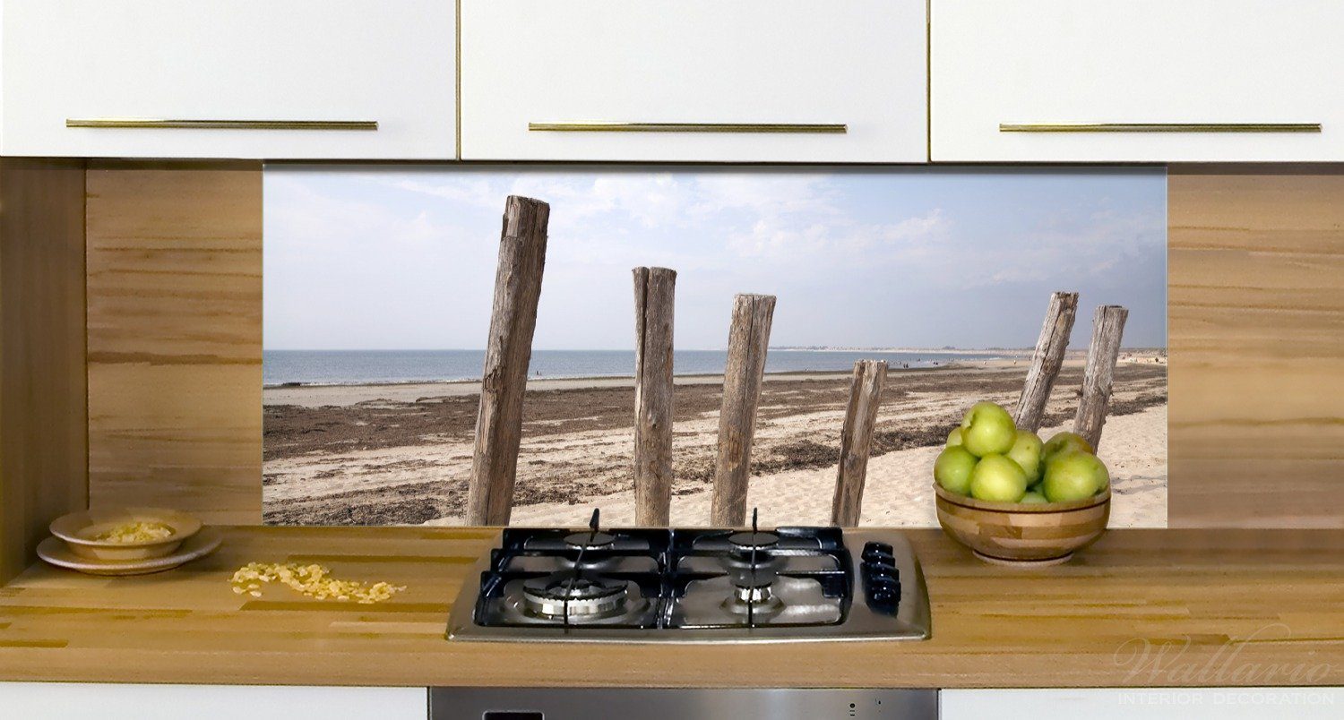 am (1-tlg) Küchenrückwand Atlantischen Ozean, Holzpfählen Sandstrand Wallario mit