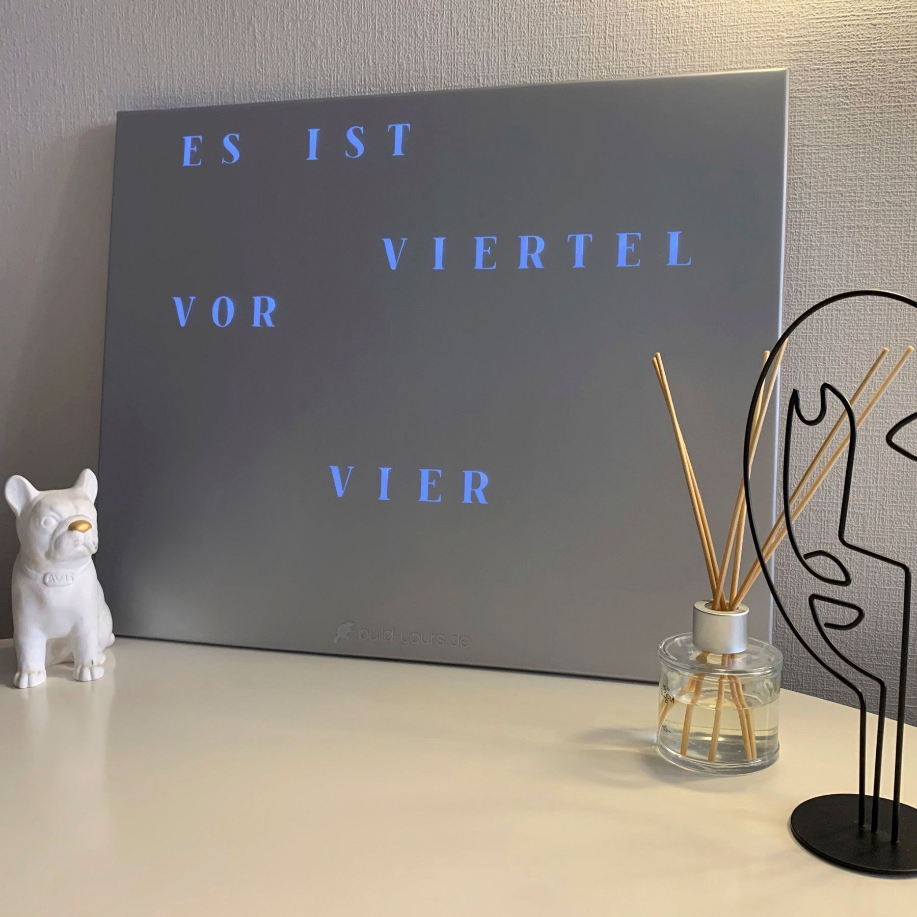 build-yours.de Wanduhr Jupiter 2.0 – Phantom Edition (50 × 40 cm) (Phantom Plain Gray Edition – Smarte Wortuhr,App-Steuerung, RGBW LEDs)