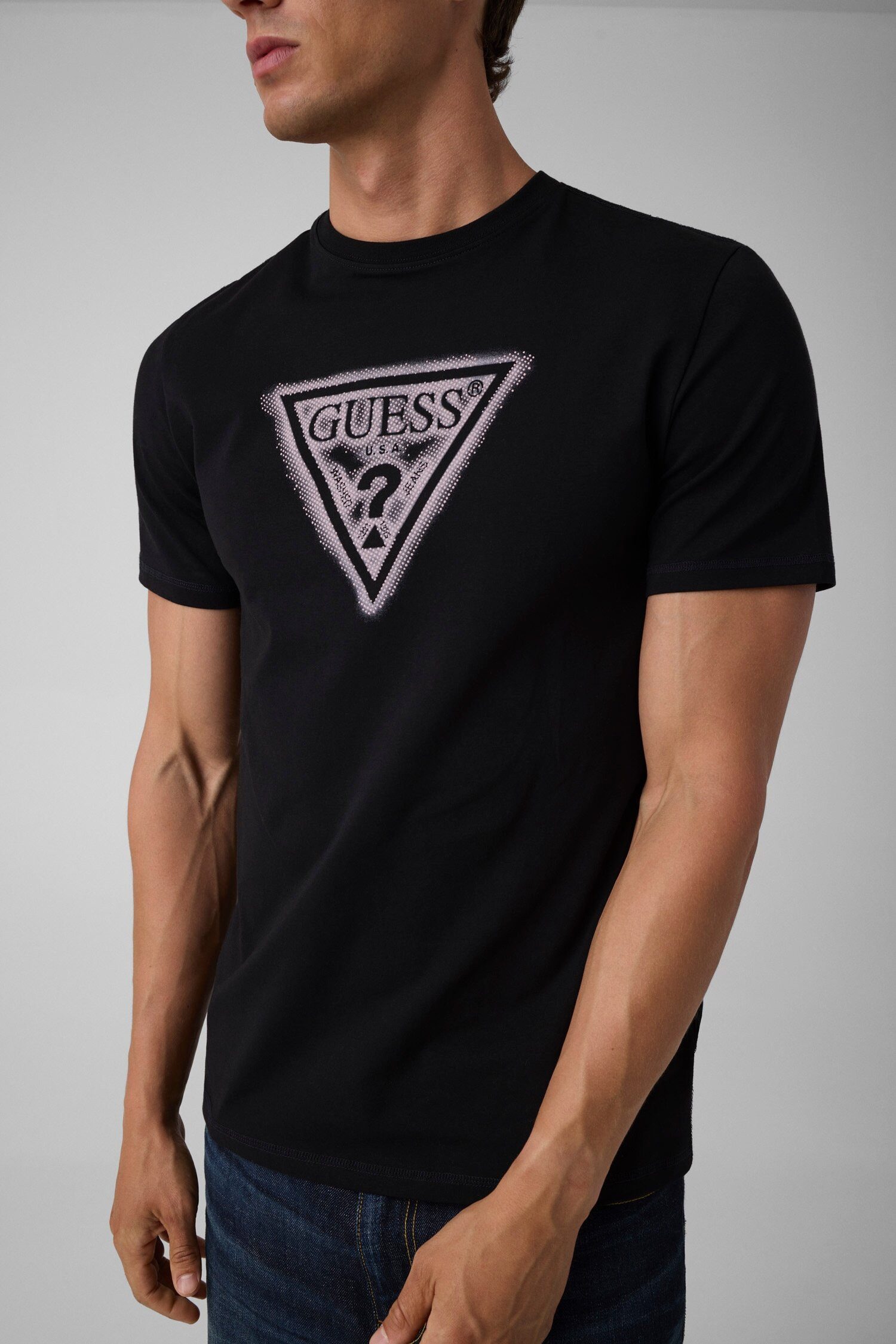 Guess T-Shirt TRIANGLE SPRAY TEE Rundhalsausschnitt, Baumwoll-Mix, Slim Fit