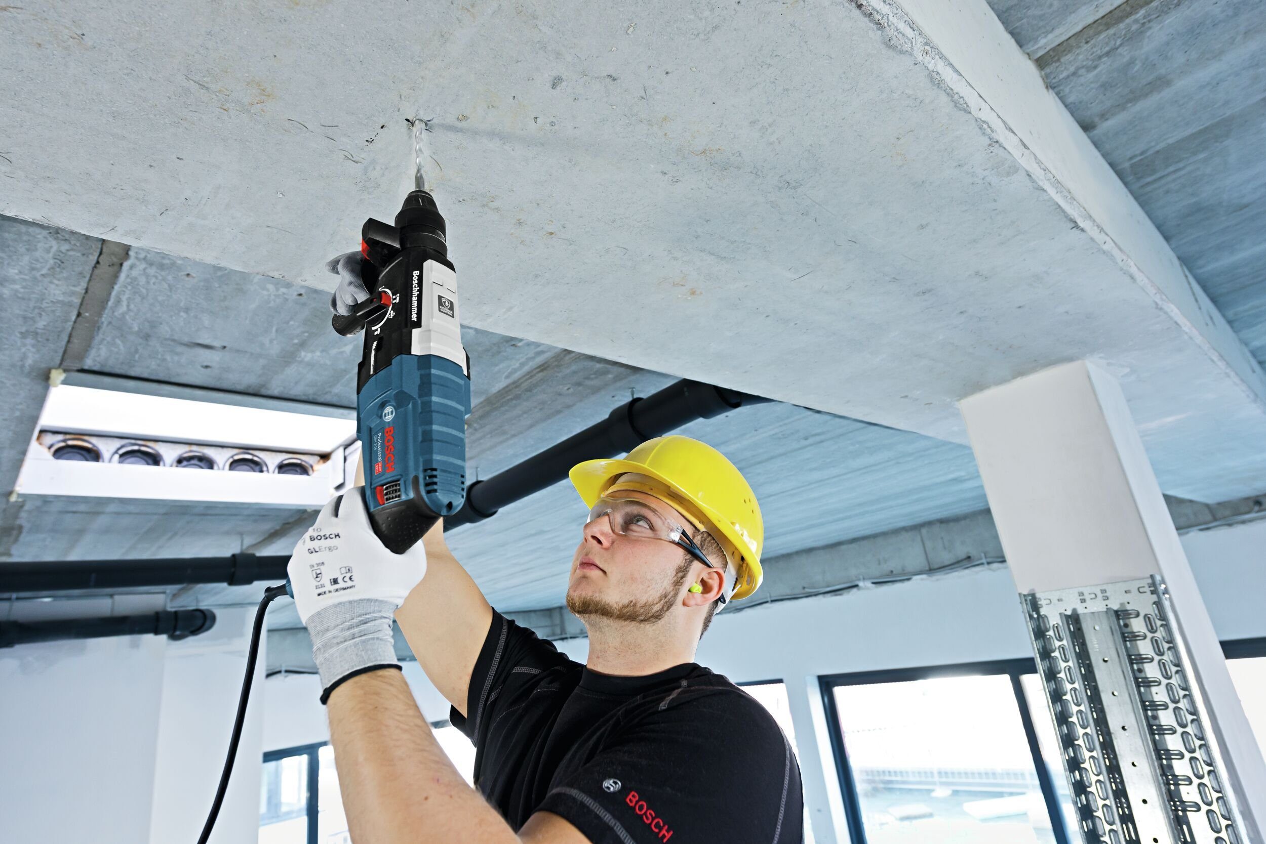 Bosch Professional Bohrhammer GBH 2-28, 230 V, max. 900 U/min, Mit SDS plus - im L-Case