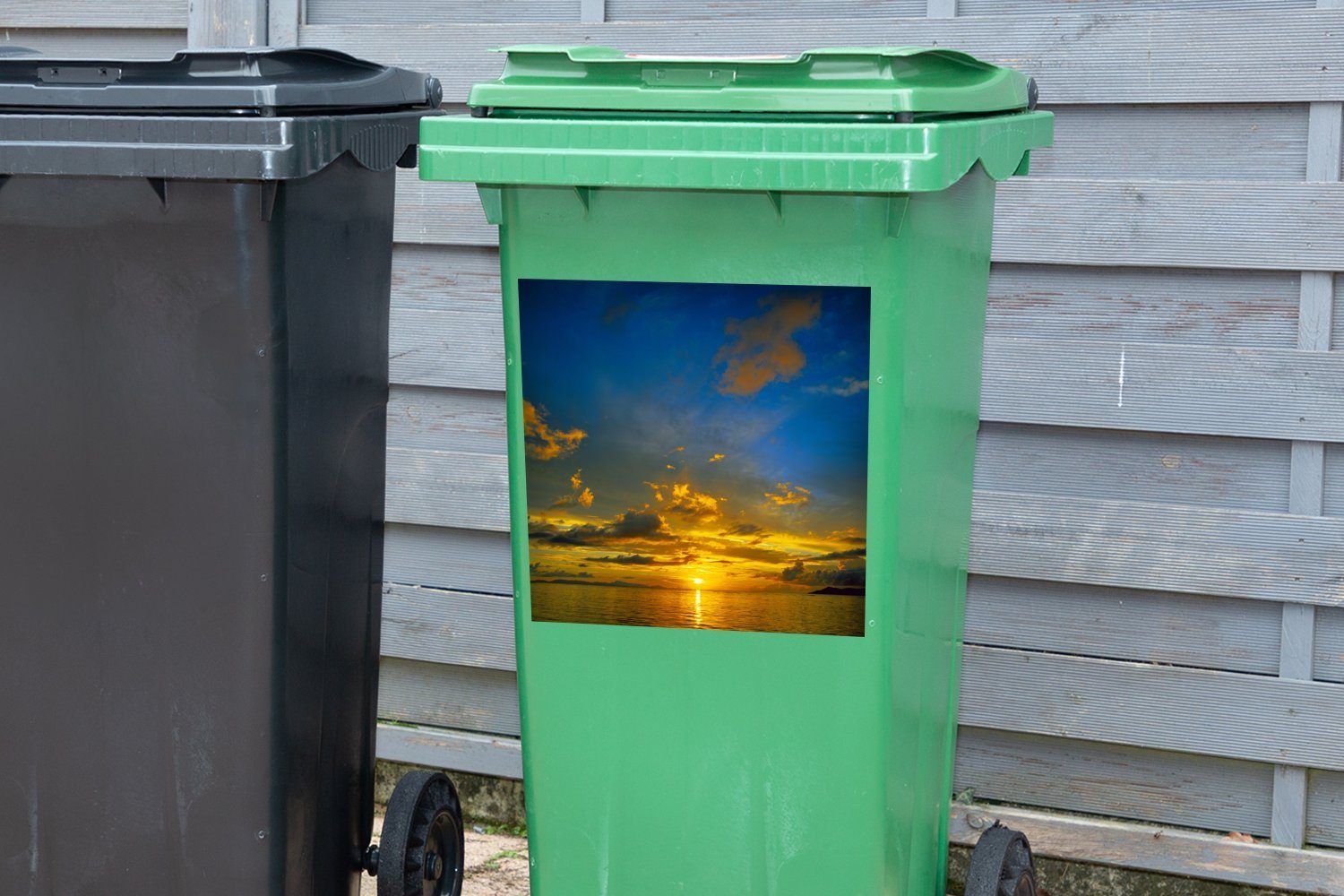 MuchoWow Sticker, Mülleimer-aufkleber, Abfalbehälter (1 Sonnenuntergang Container, mit Mülltonne, Oranger Himmel Wandsticker blauem St),