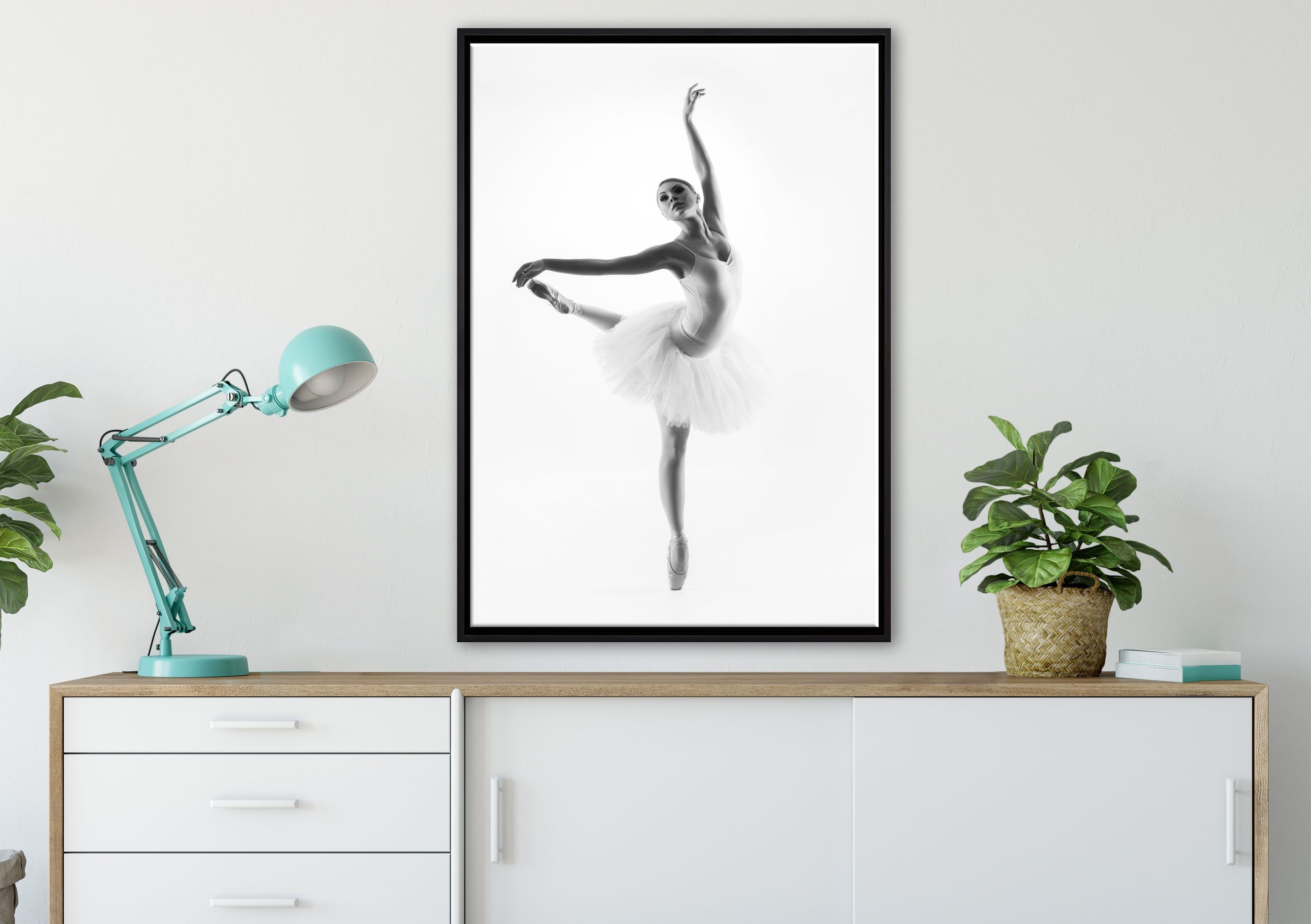 Schattenfugen-Bilderrahmen Leinwandbild Wanddekoration einem (1 fertig bespannt, Ballerina, in St), gefasst, Ästhetische inkl. Zackenaufhänger Leinwandbild Pixxprint