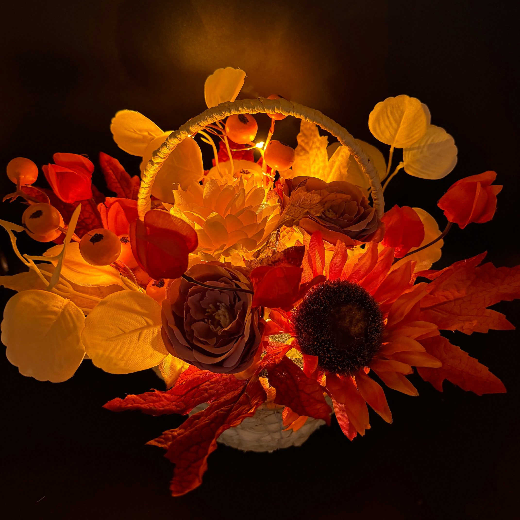 Kunstblumenstrauß - Deko Korb mit künstlichen Blumen & LED Lichterkette, Herbstdeko - Herbstlaub, Sonnenblumen, Crysanthemen, Online-Fuchs, herbstlicher Blumenkorb für ein gemütliches Amiente