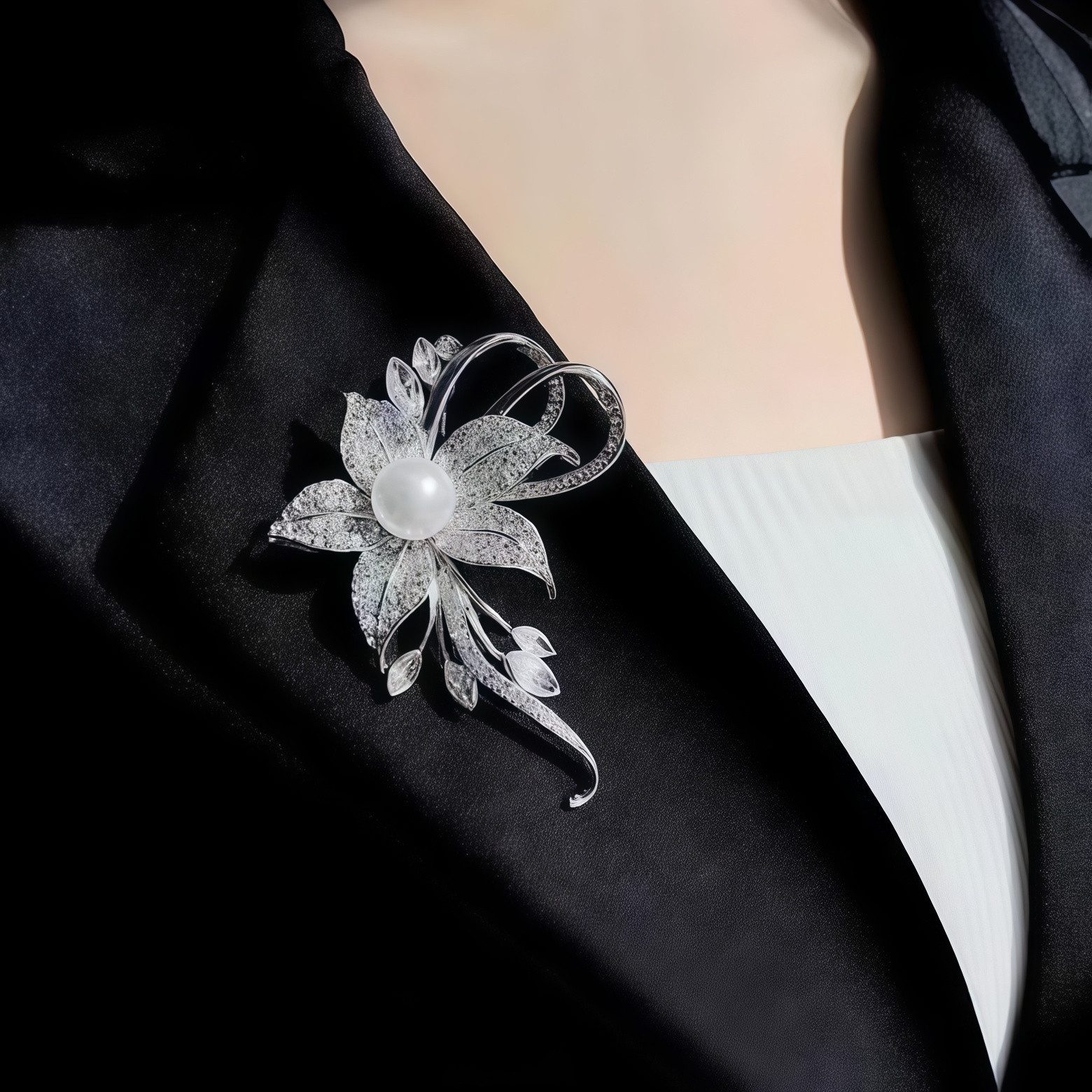 FOUORTUNATE-BEE Brosche Kristall-Blumenbrosche für Damen mit Strass & Gesch günstig online kaufen