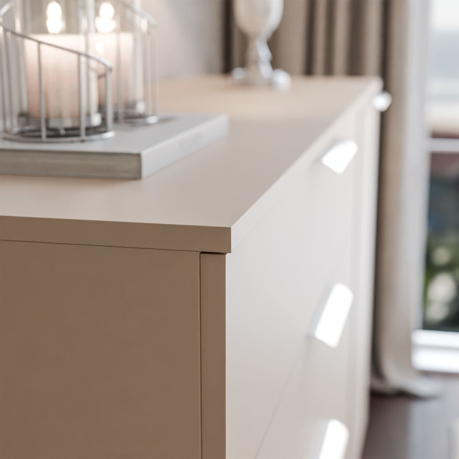 Lookway Kommode LINA KASCHMIR 1D4S mit LED Beleuchtung auf hohen Füßen, 138x90x40 cm – Bild 4 von 5