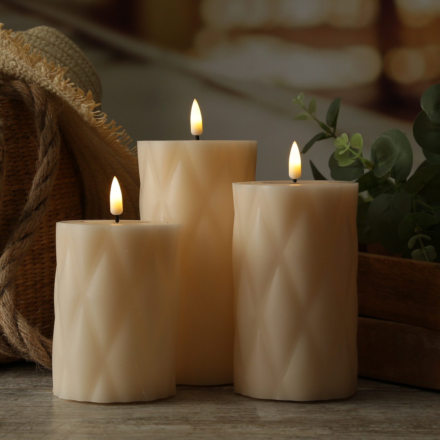 Deluxe Homeart LED-Kerze Mia mit Rautenmuster Echtwachs flackernd H: 15cm D: 7,5m creme, LED Classic, warmweiß (2100K bis 3000K)