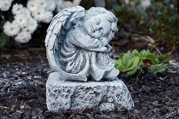 Stone and Style Gartenfigur Steinfigur Engel auf Fels sitzend