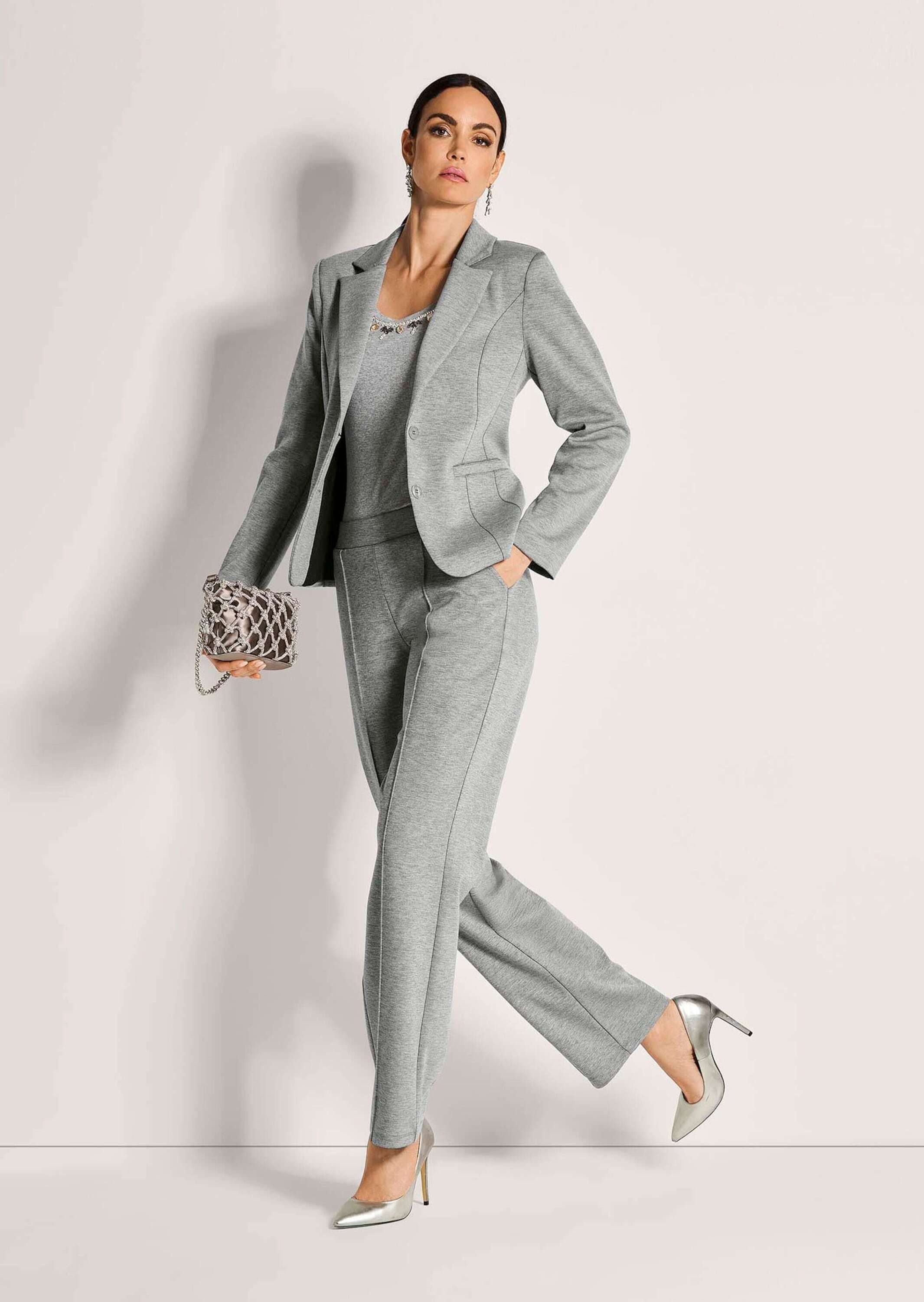 MADELEINE Kurzblazer Jersey-Blazer in modischer Kurzform Taillierter Blazer mit Leistentaschen und langen Ärmeln