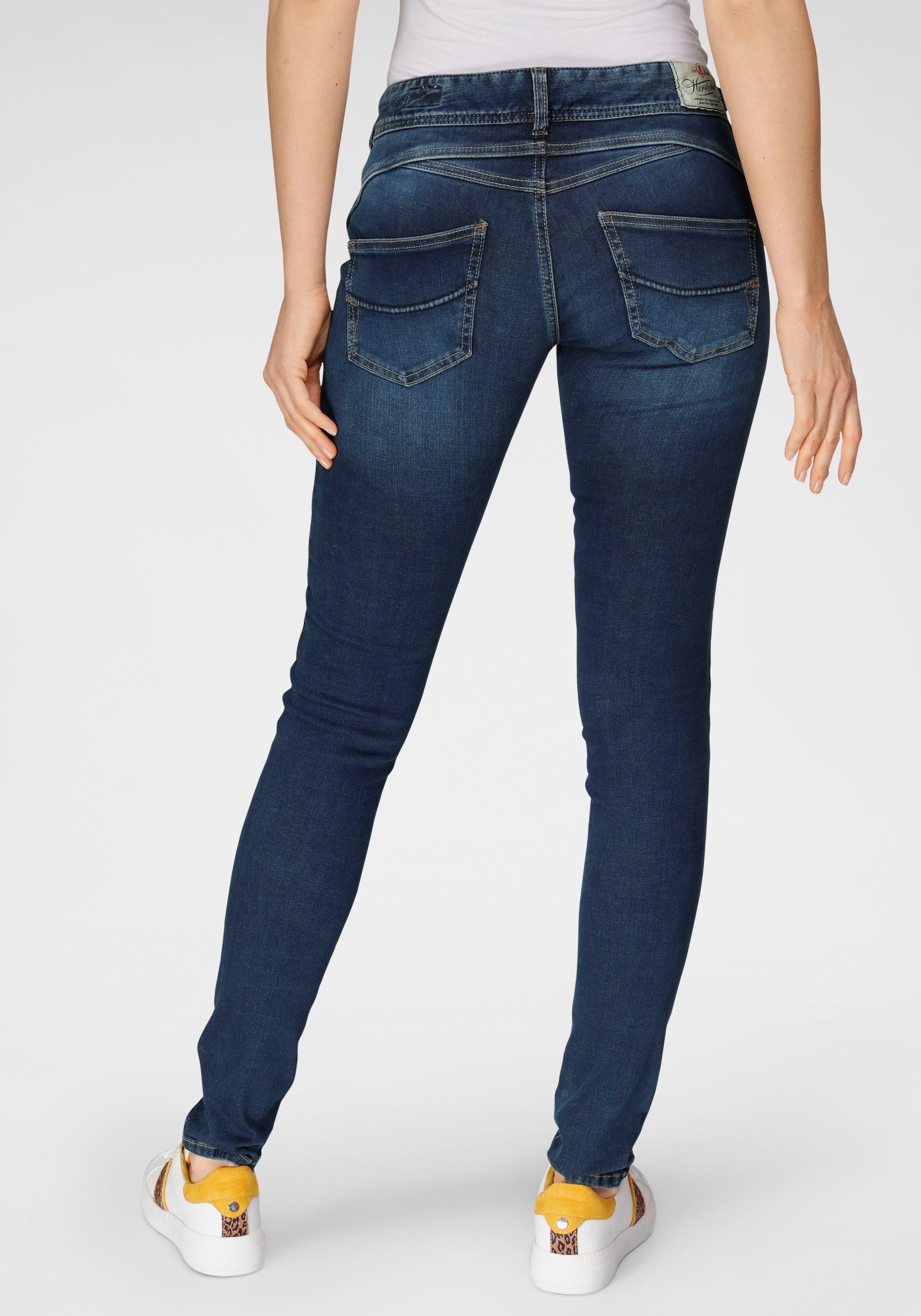 enthält Nachhaltige SLIM GILA REUSED DENIM Slim-fit-Jeans recyceltes Material Premium-Qualität Herrlicher