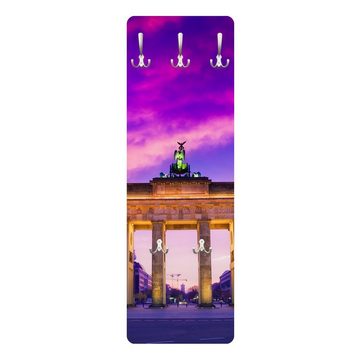 Bilderdepot24 Garderobenpaneel violett Städte Skyline Das ist Berlin! Design (ausgefallenes Flur Wandpaneel mit Garderobenhaken Kleiderhaken hängend), moderne Wandgarderobe - Flurgarderobe im schmalen Hakenpaneel Design