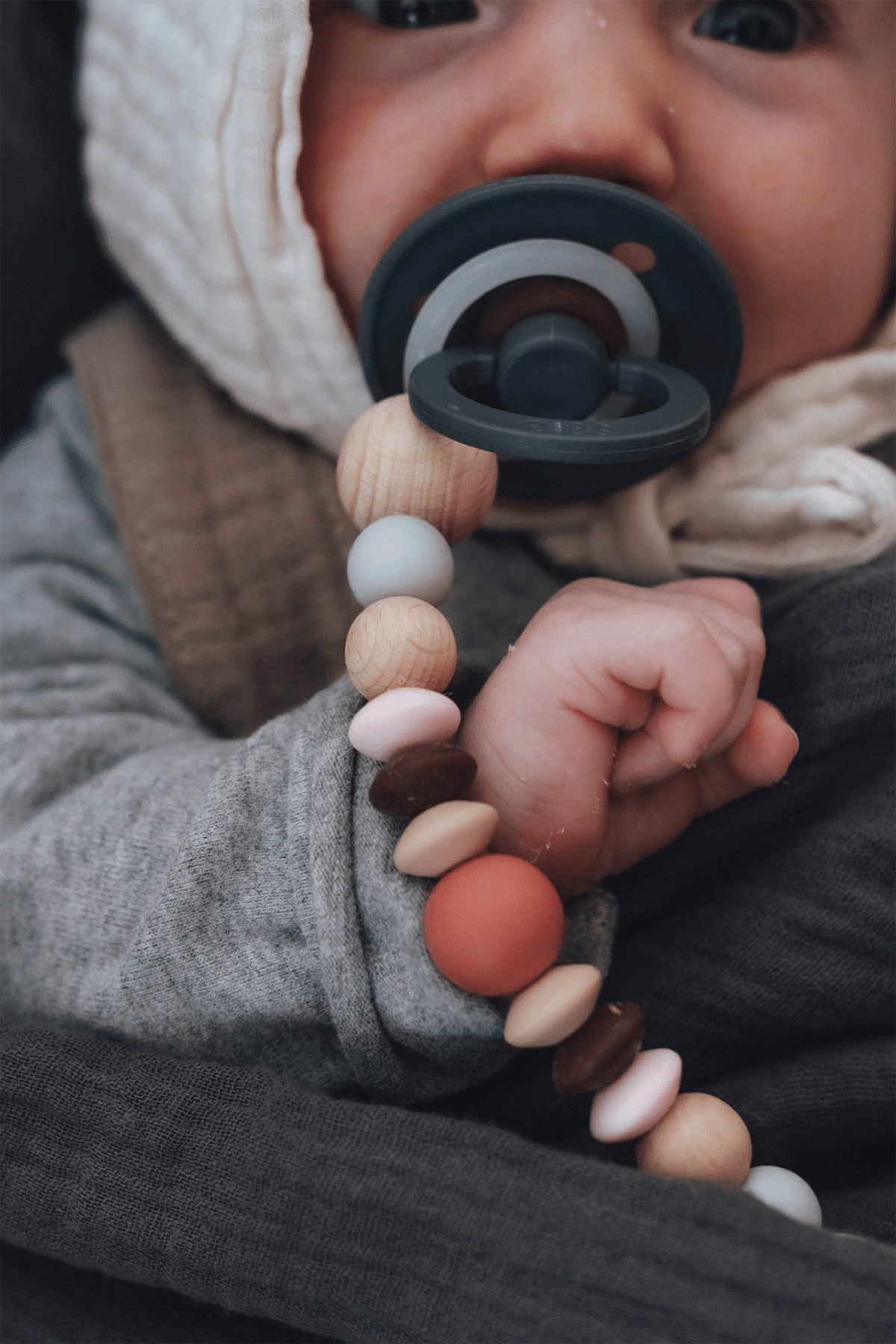 kikadu Schnullerbefestigung Schnullerkette rostrot/- lila, (1-tlg), modern und nachhaltig