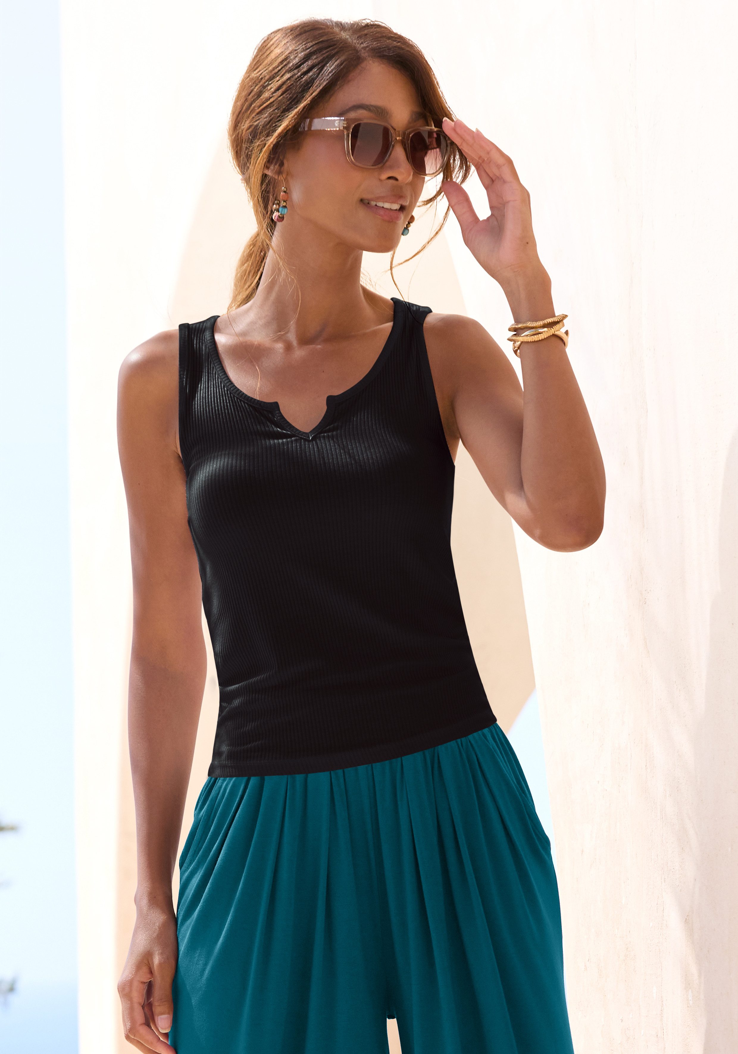 LASCANA Ripptanktop mit kleinem V-Ausschnitt, figurbetontes Damentop, Basic