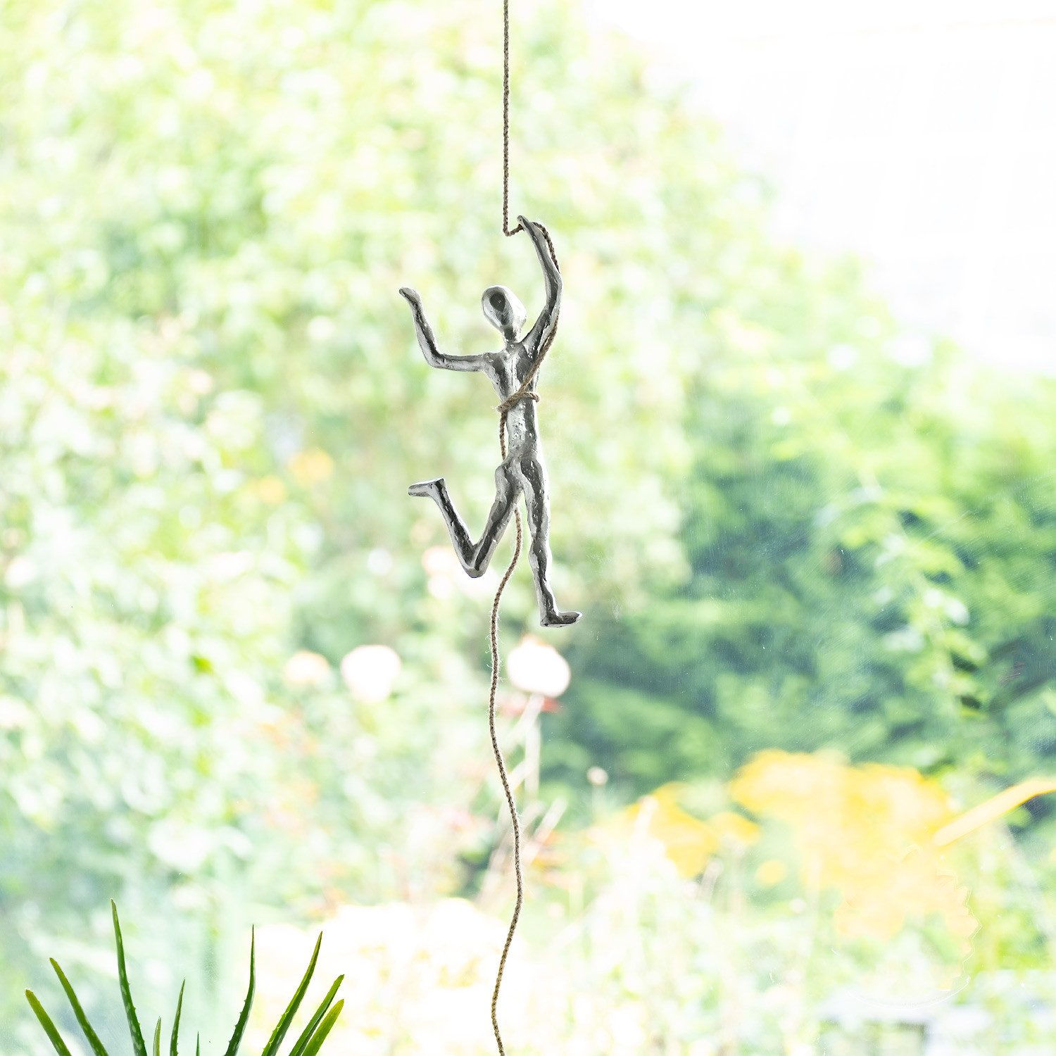 Moritz Skulptur Aluminium Figur Kletterer 30 x 14 x 5 cm, Holz, Tischdeko, Fensterdeko, Wanddeko, Holzdeko, Weihnachtsdeko