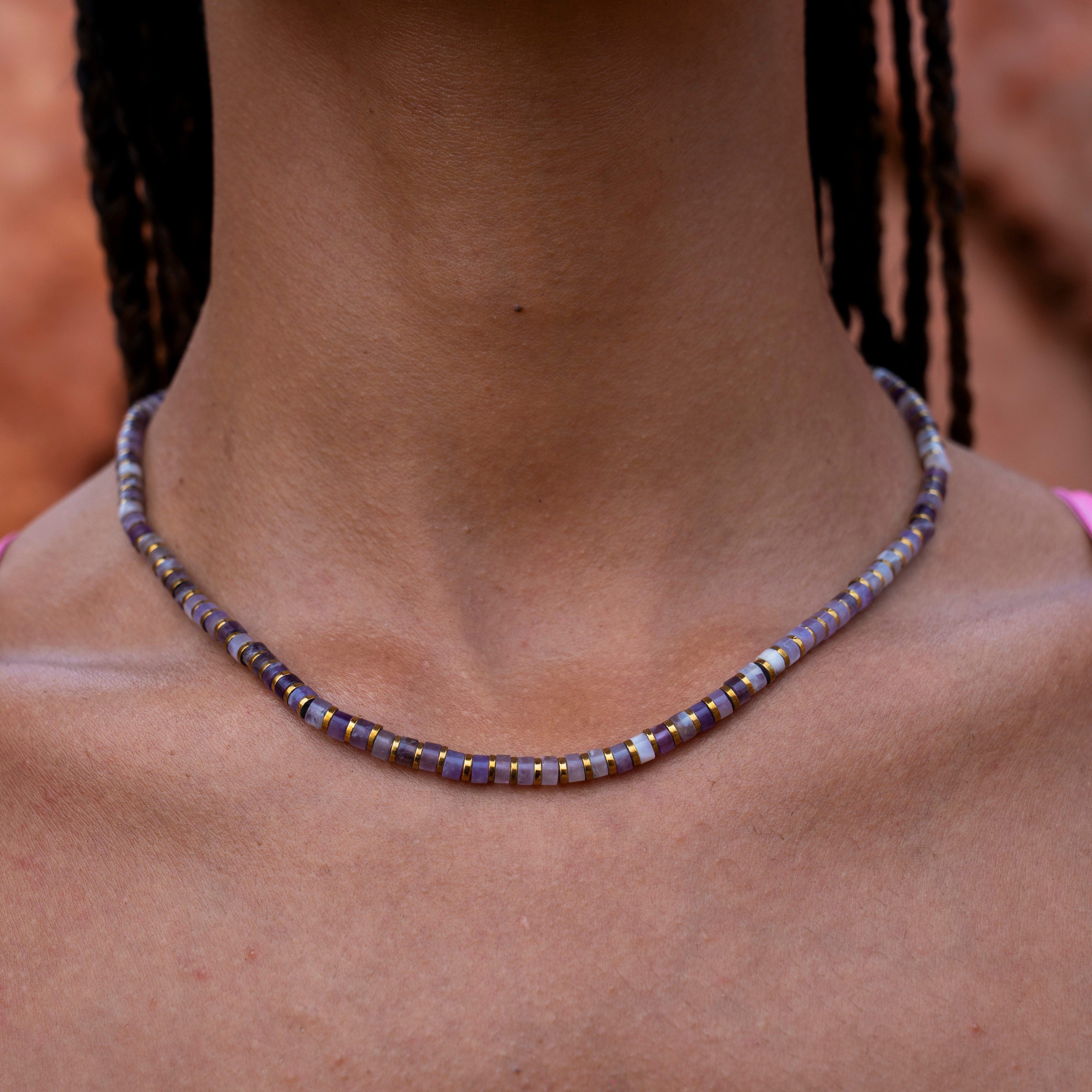 Made by Nami Perlenkette Damen Halskette bunt Naturstein verstellbar wasserfest hypoallergen, aus Naturstein – Boho-Stil – Sommerlich – mit Verlängerung