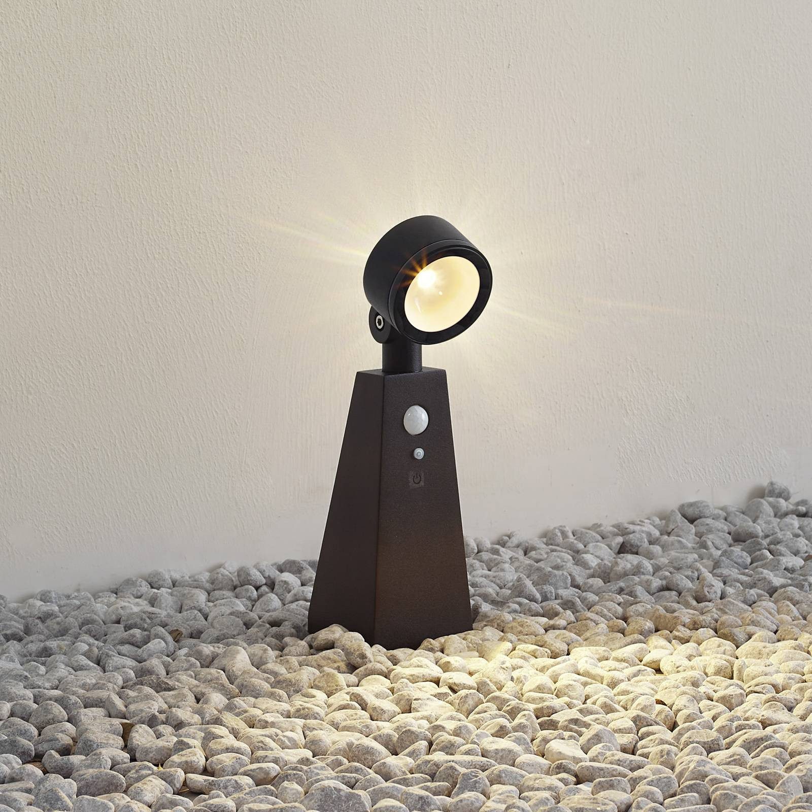 Lindby Außen-Stehlampe Raide, LED, Metall, Schwarz warmweiß IP54mit Bewegungsmelder, 1 x 1 W LED, warmweiß