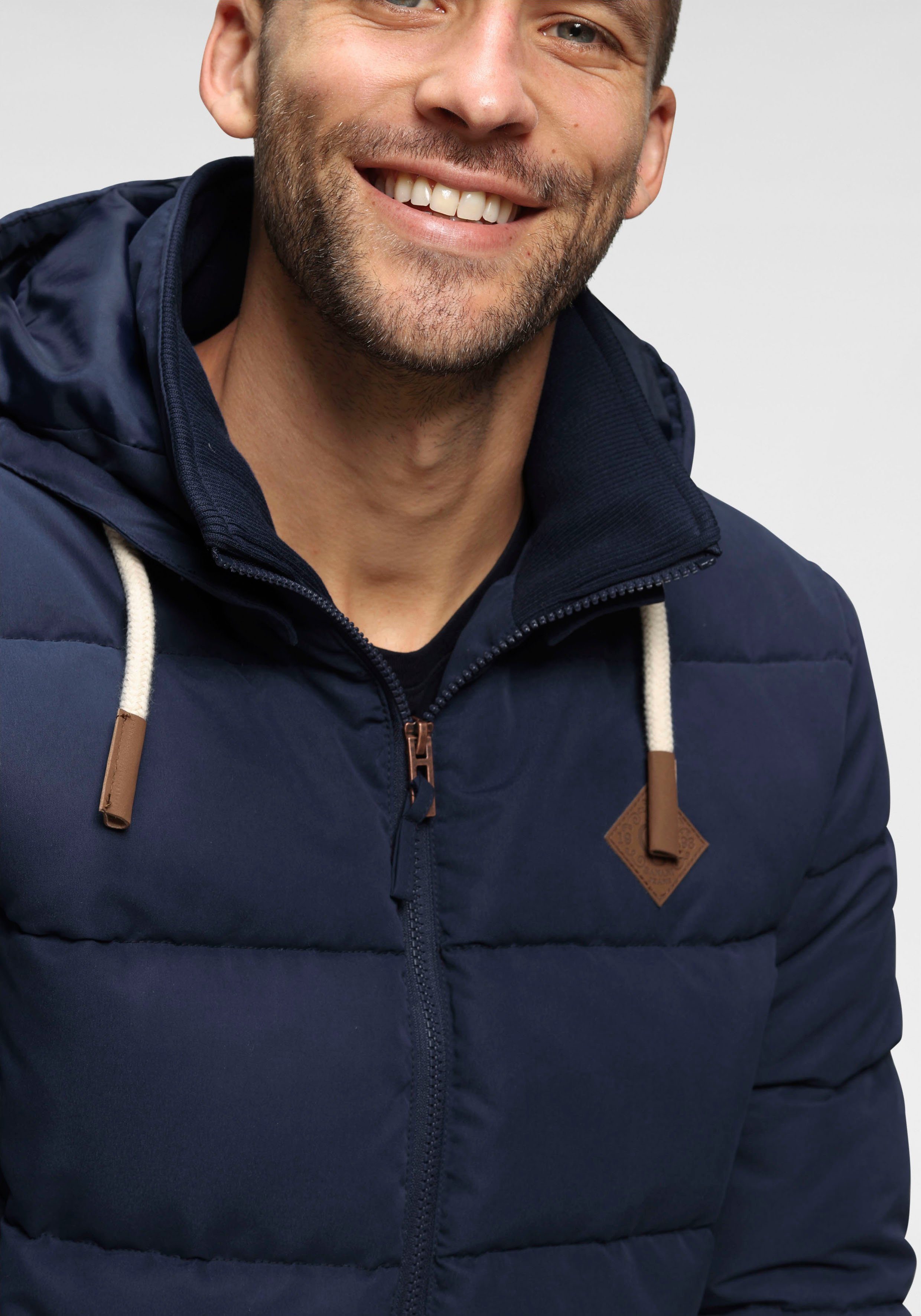 Bruno Banani Steppjacke leicht, wasserabweisend, modischer Stil, mit dekorativen Badges