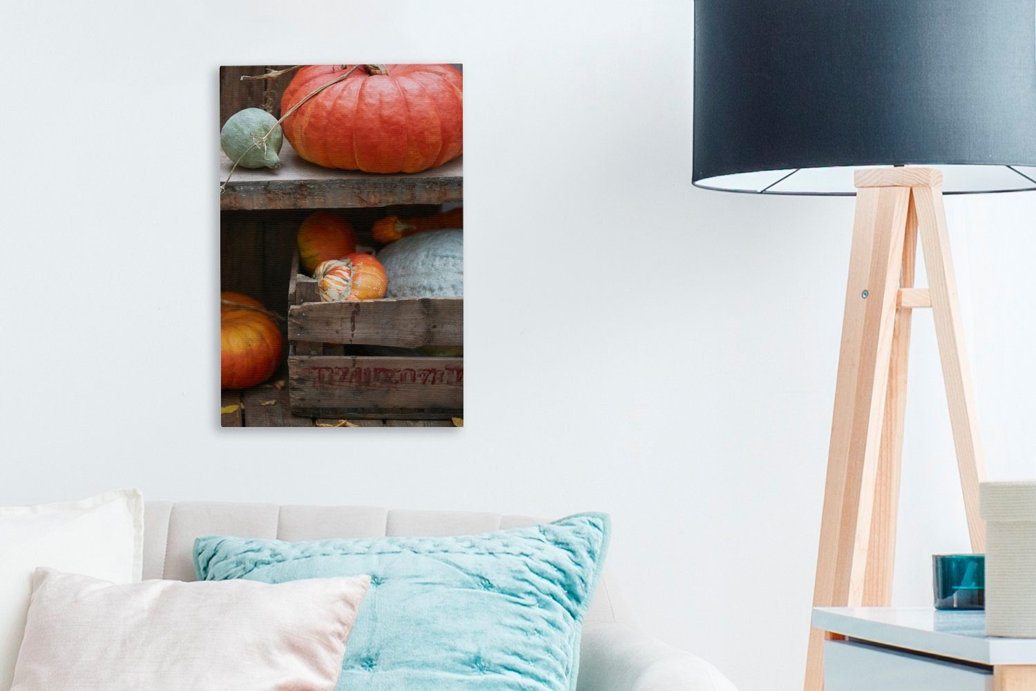 OneMillionCanvasses® Leinwandbild Verschiedene Zackenaufhänger, (1 20x30 inkl. St), einem in Leinwandbild Kürbisse fertig einer cm Holzkiste, und bespannt auf Holzbrett Gemälde