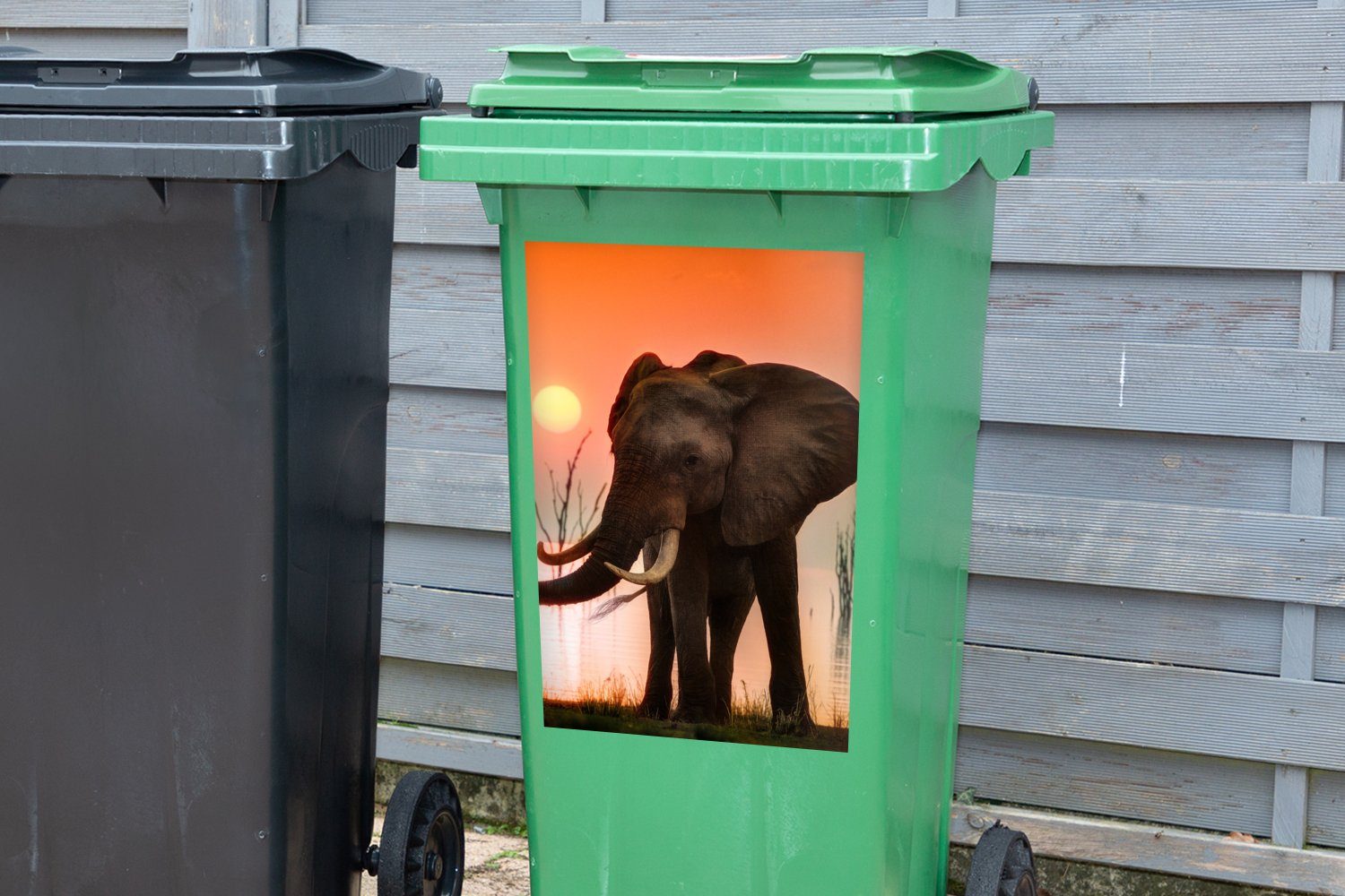 MuchoWow Tiere Sonnenuntergang Wasser Container, Sticker, - Wandsticker (1 Mülleimer-aufkleber, Elefant - Mülltonne, - St), Abfalbehälter