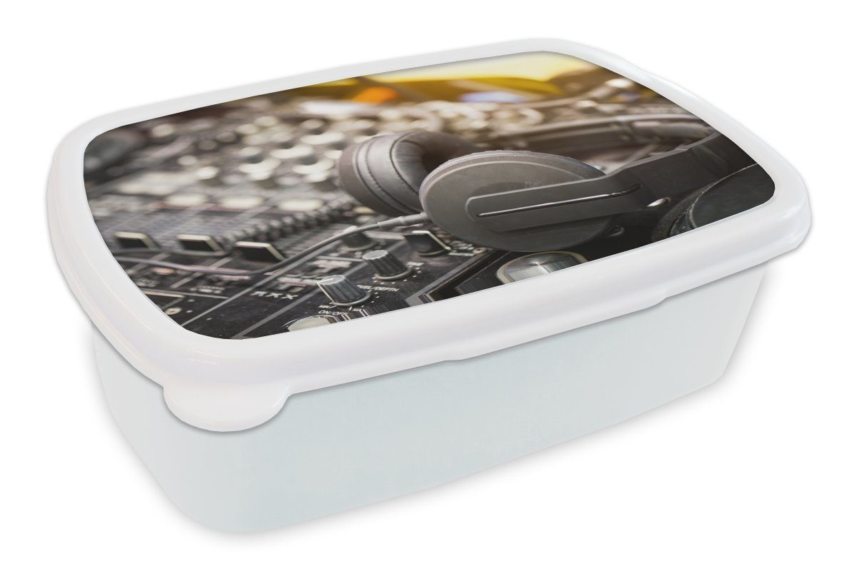 MuchoWow Lunchbox Graue Kopfhörer an einem Mischpult, Kunststoff, (2-tlg), Brotbox für Kinder und Erwachsene, Brotdose, für Jungs und Mädchen weiß