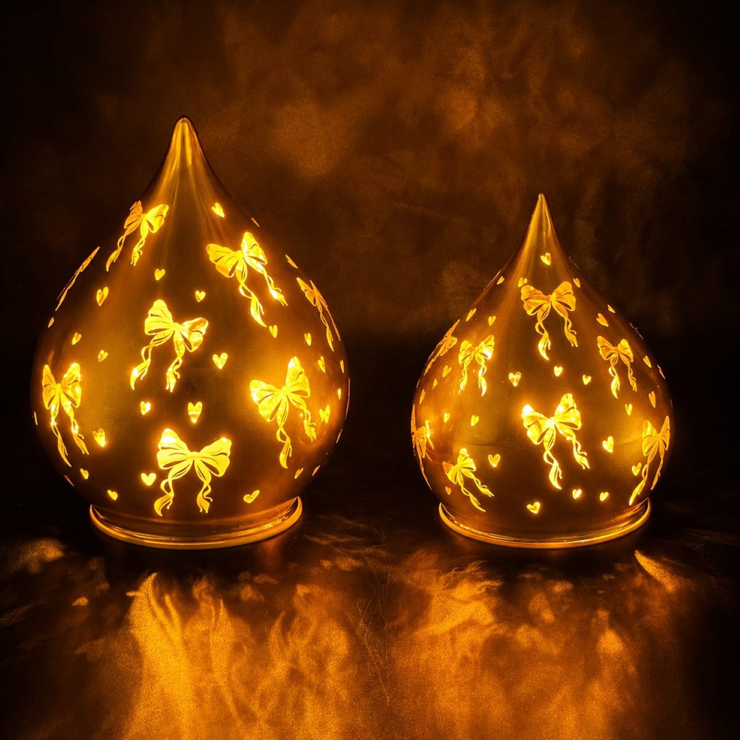 Online-Fuchs LED Dekolicht 2 Glastropfen mit Schleifen, Herzen und LED-Lichterkette inkl. Timer, Herzen und Schleifen sorgen für ein tolles Lichtspiel, warmweiß, Dekoration für Frühling, Sommer, Herbst und Winter