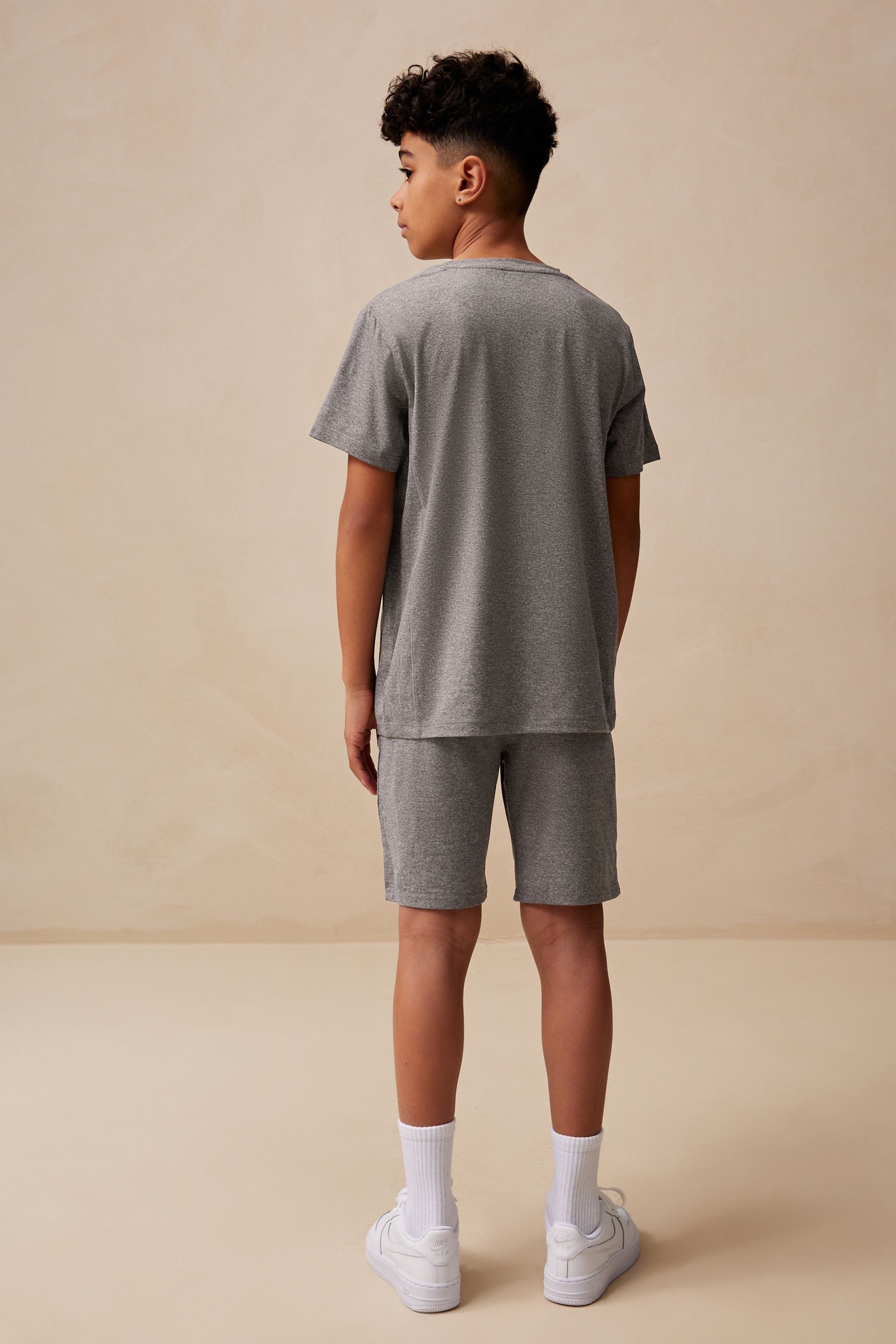 Next T-Shirt & Shorts Set aus sportlichem T-Shirt und Shorts (2-tlg)
