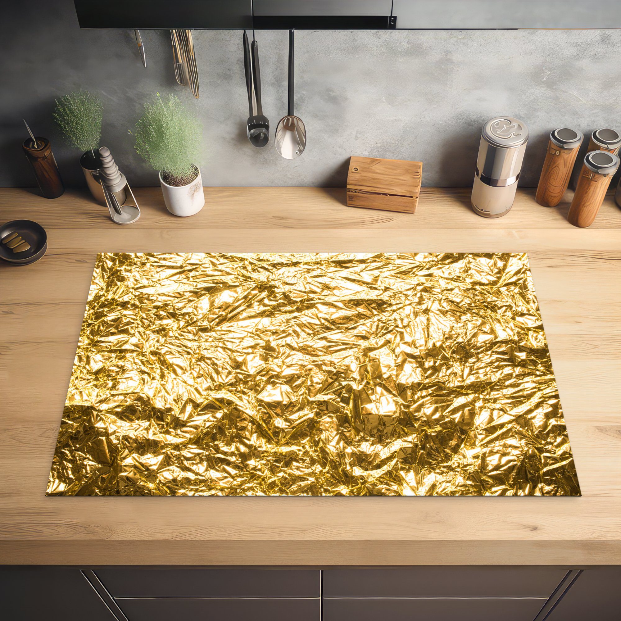 MuchoWow Herdblende-/Abdeckplatte Goldfolie für faltiger Textur, Schutz 81x52 cm, küche, Vinyl, Induktionskochfeld tlg), Ceranfeldabdeckung mit (1 die