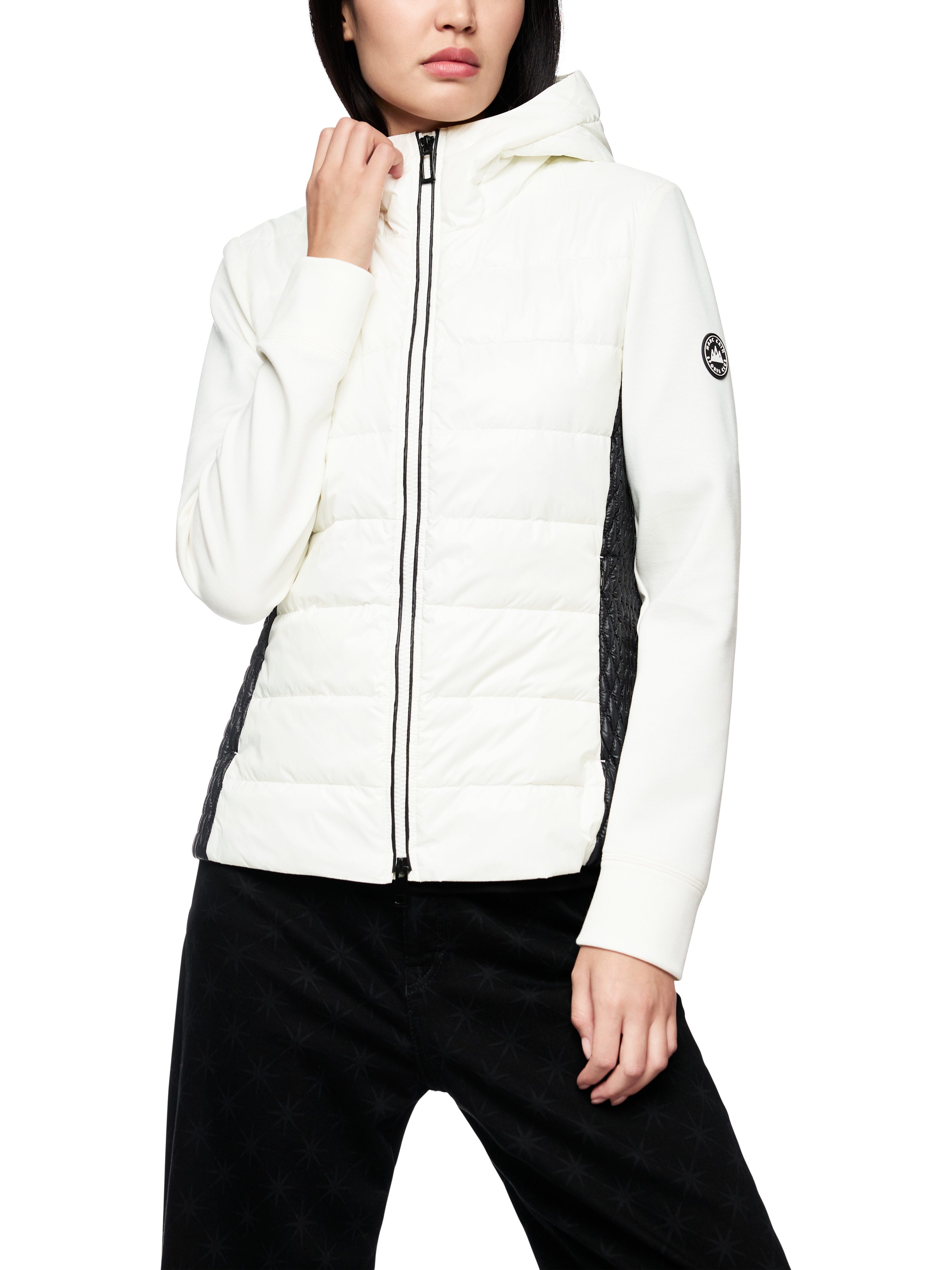 Marc Cain Steppjacke Ski is the Limit Premium Damenmode sportiv, Ärmel aus Kontrastmaterial, leicht tailliert
