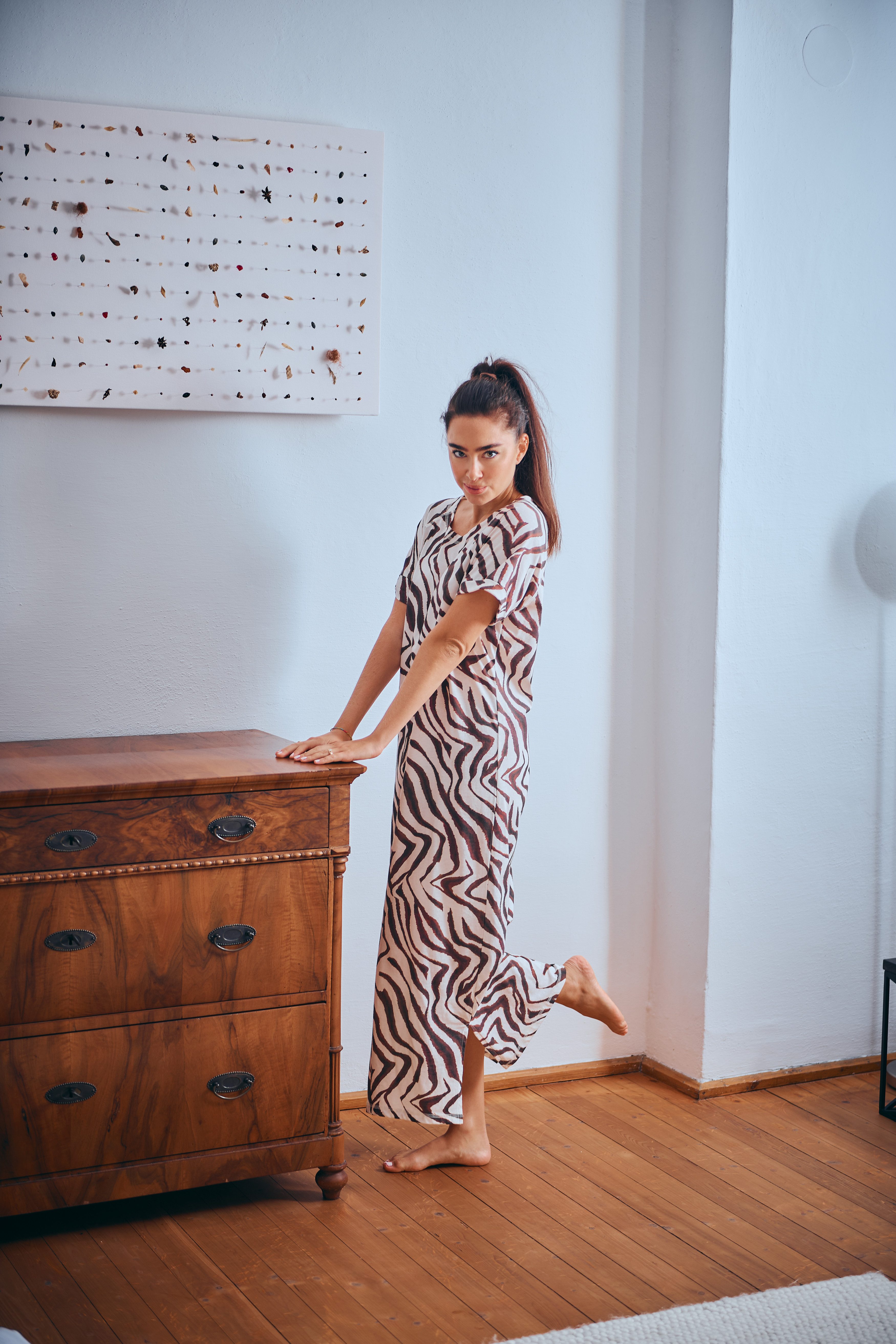 Louis & Louisa Maxikleid Kleid Oversize lang im Zebra-Look Schlitze an beiden Seiten