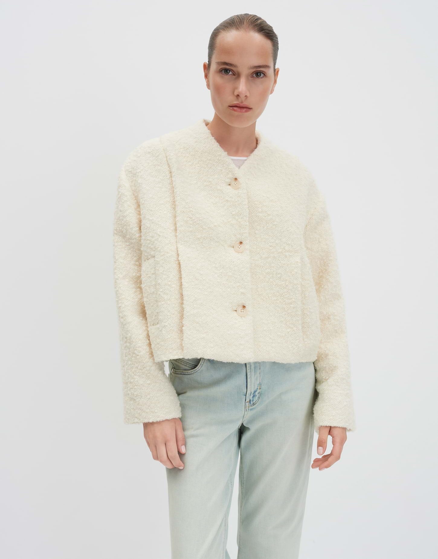 someday Jackenblazer NISABEL Regular verkürzter Blouson aus Bouclé Locker geschnitten mit Falte vorn und natürlichem Griff