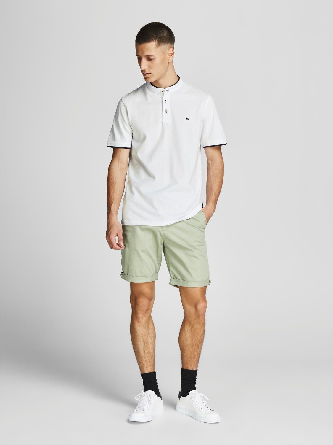Jack & Jones Kurzarmshirt PAULOS MAO POLO mit kontrastfarbiger Kante am schmalen Stehkragen und am Ärmelsaum
