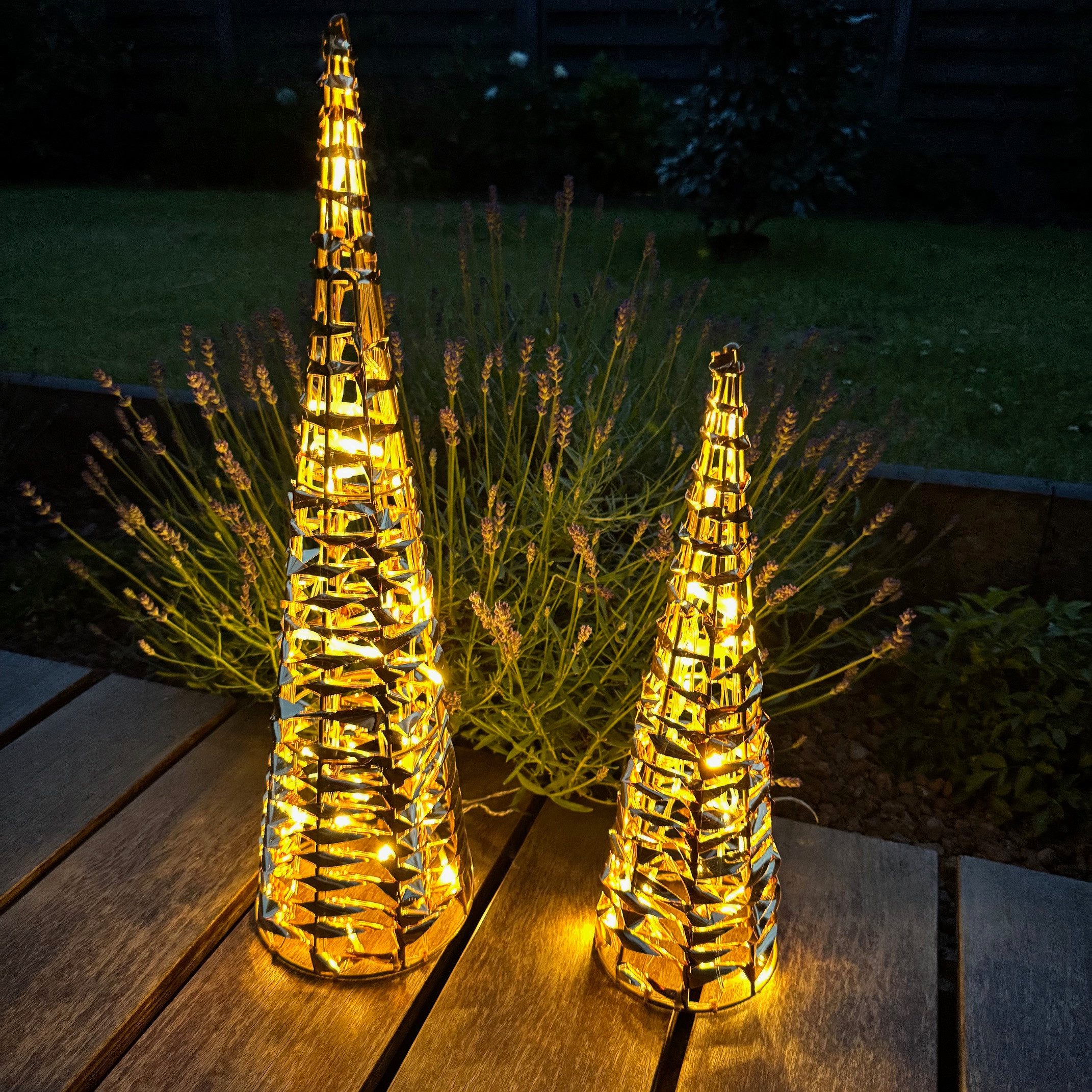 Online-Fuchs Künstlicher Weihnachtsbaum mit LED-Lichterkette und Folieneffekt - Weihnachtsdeko OUTDOOR, Tannenbaum, Leuchtbaum, Lichterbaum mit 6-Stunden Timer