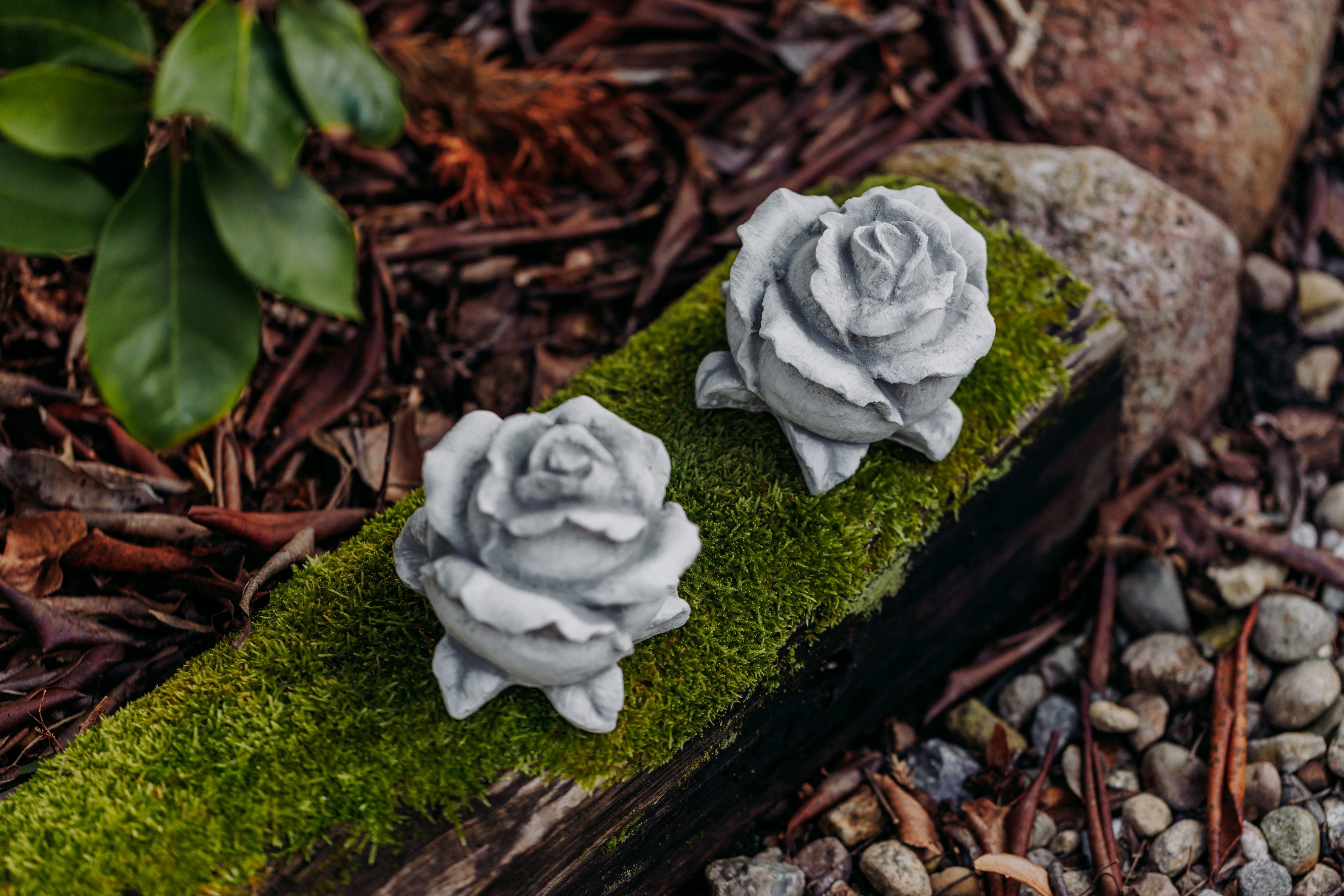 gartendekoparadies.de Gartenfigur romantische Deko-Rosen, 2er-Set, Steinfiguren, H. 10 cm, je 1 kg, (2er-Set), Frostsicher