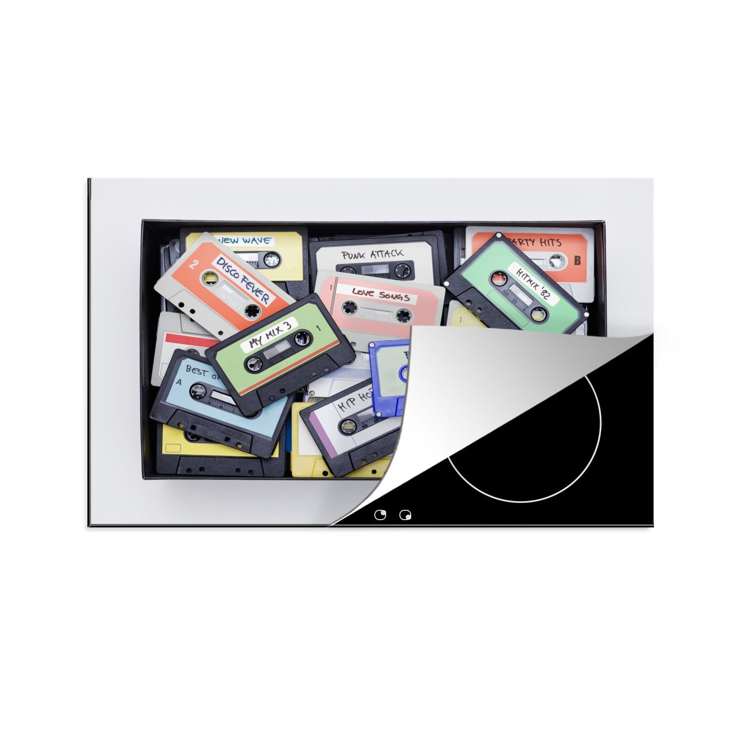 MuchoWow Herdblende-/Abdeckplatte Schuhkarton voller Kassettenkassetten, Vinyl, (1 tlg), 81x52 cm, Induktionskochfeld Schutz für die küche, Ceranfeldabdeckung