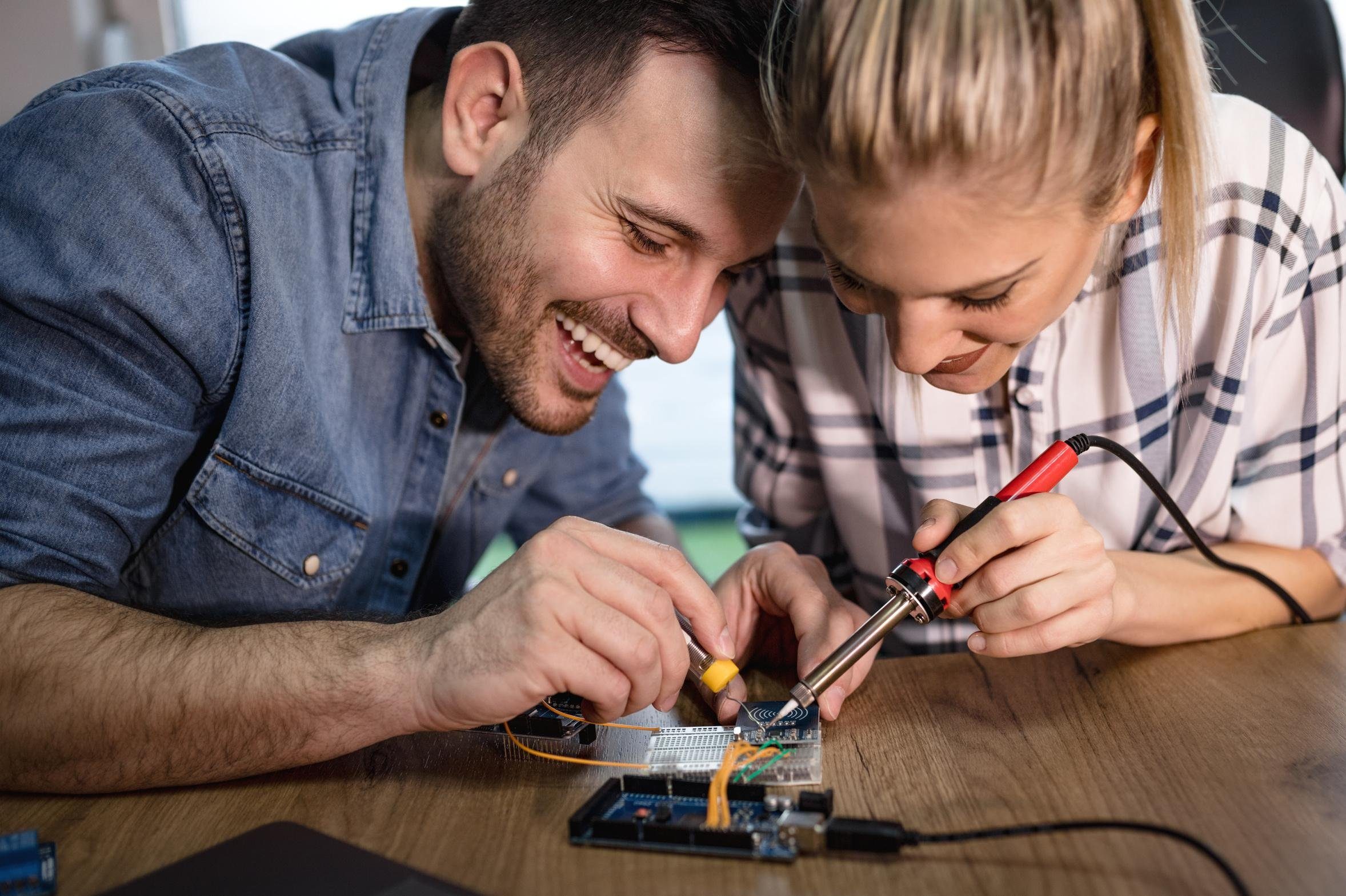 Stagecaptain Elektrowerkzeug-Set EWS-15, 27-tlg., inklusive Lötkolben und Multimeter, Elektriker Werkzeugset für unterwegs im praktischen Etui
