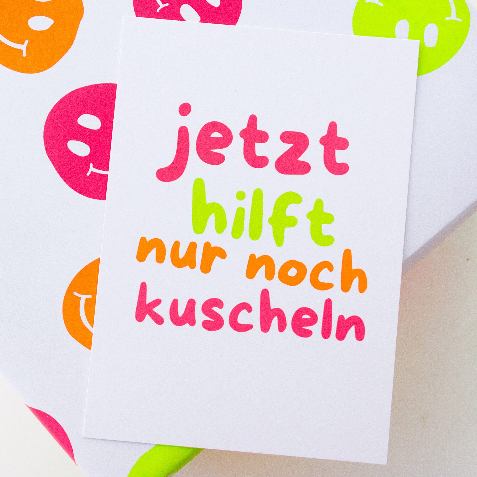 Bow & Hummingbird Postkarte Neon Grußkarte „jetzt hilft nur noch kuscheln“ – Moderne Liebeskarte, DIN A6 aus Recyclingpapier