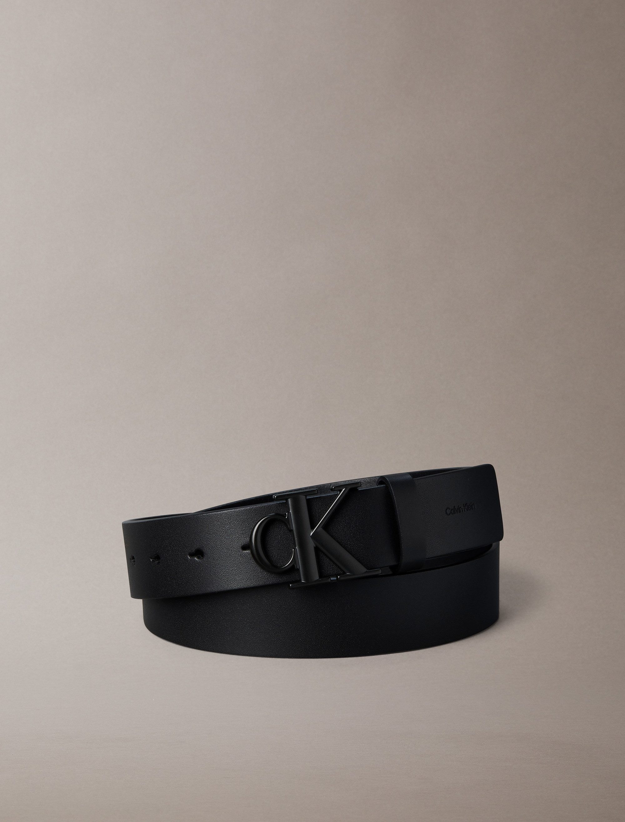 Calvin Klein Ledergürtel CK BUCKLE SMOOTH 35MM Größenverstellbar mit Metallschließe