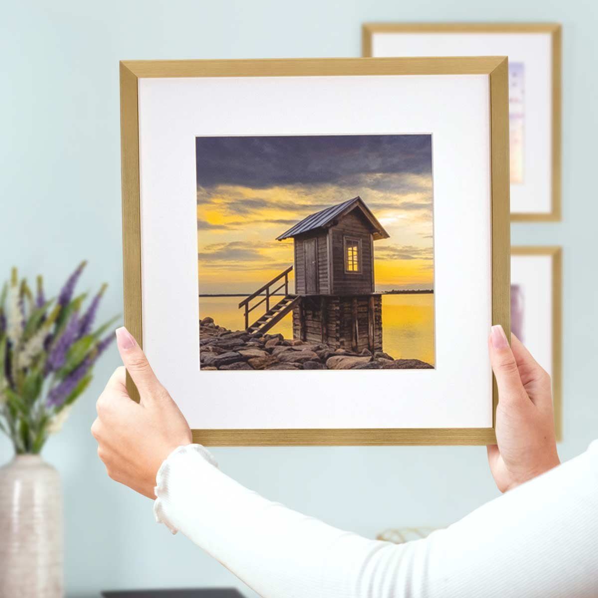 PHOTOLINI Bilderrahmen Sets quadratisch 30x30 cm aus MDF Holz mit Acrylglas & Zubehör, für 4 Bilder (4er Set), 4er Set Gold mit Passepartouts für Bilder in 20x2 – Bild 4 von 5