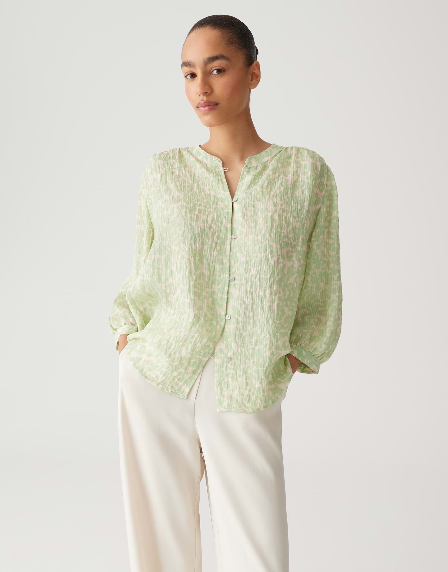 Kurzarmbluse FAMELIA Regular mit feiner Jacquard Struktur