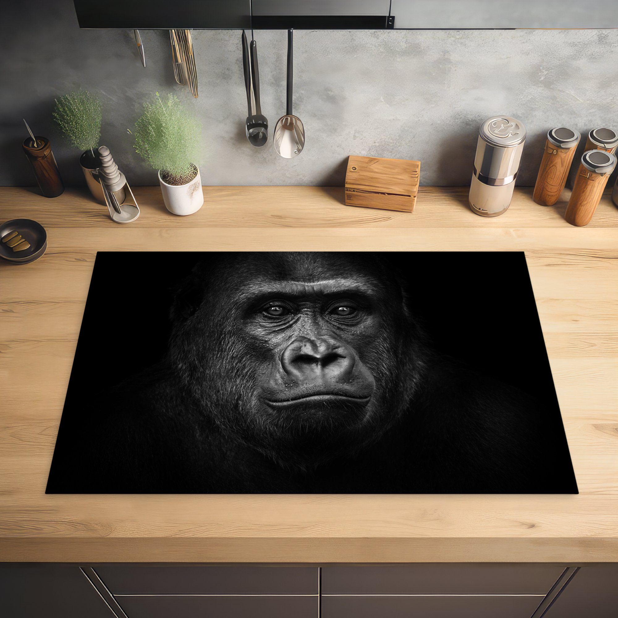 Porträt, - - Tiere Schwarz Vinyl, Arbeitsplatte (1 küche - Gorilla tlg), Ceranfeldabdeckung, MuchoWow Weiß 81x52 - für cm, Herdblende-/Abdeckplatte