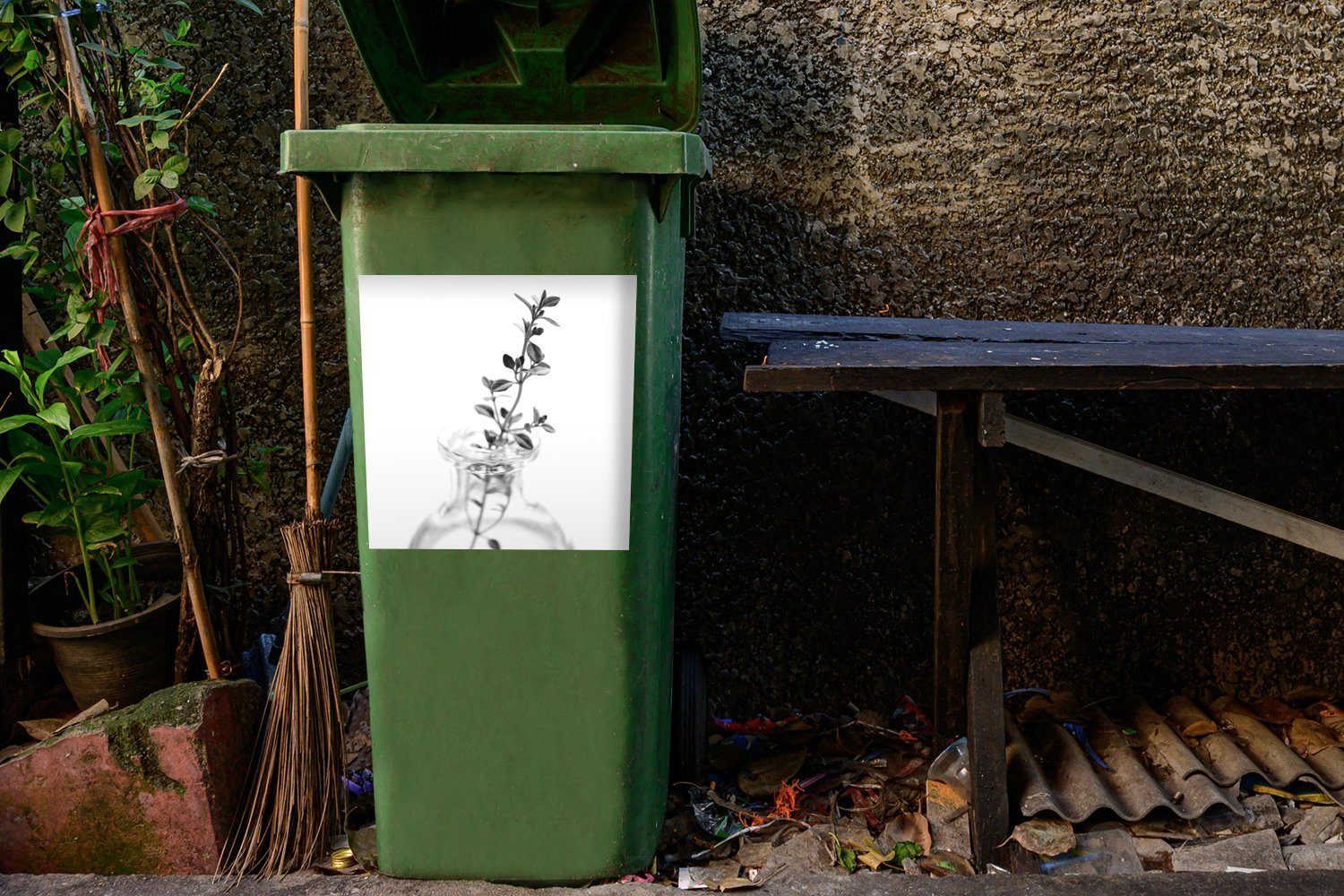transparenten Container, Sticker, einfachen (1 Abfalbehälter St), Vase Mülltonne, Mülleimer-aufkleber, in MuchoWow einer Oregano-Zweig vor einem Wandsticker