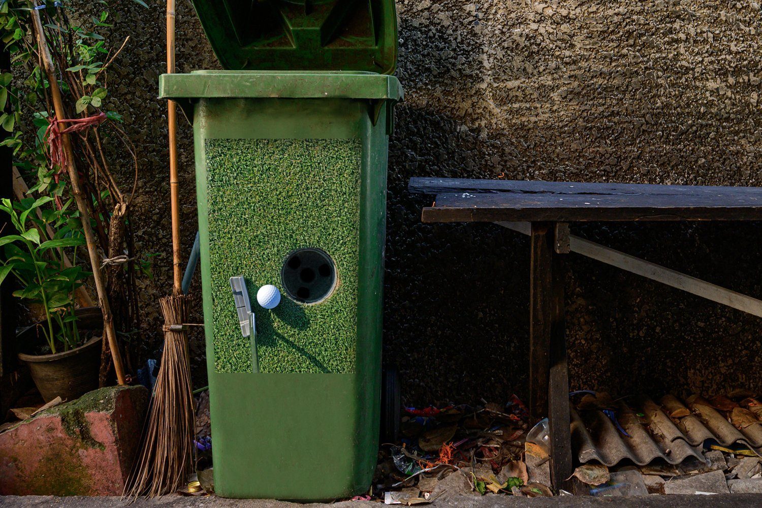 Abfalbehälter (1 Golf ein beim Mülltonne, MuchoWow Schlag Container, Putter Ein Mülleimer-aufkleber, ist St), Sticker, Wandsticker