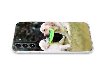 MuchoWow Handyhülle Hund mit seinem Welpen und einem Frisbee, Phone Case, Handyhülle Samsung Galaxy S21, Silikon, Schutzhülle