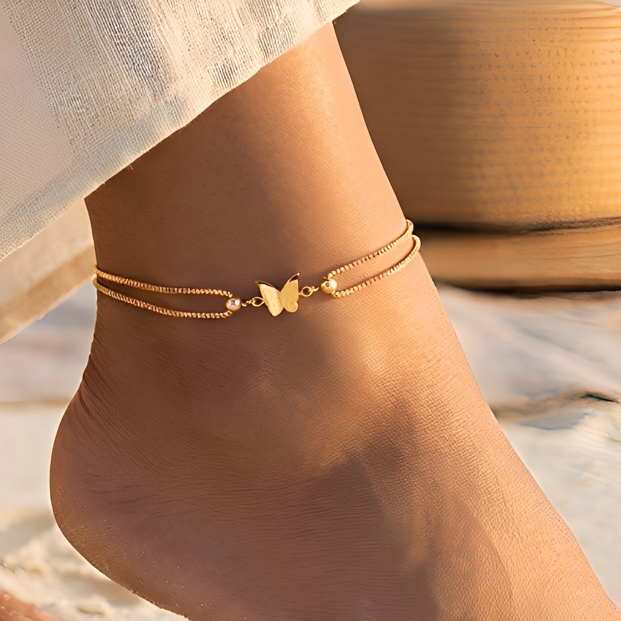 The Beauty House Fußkette mit Anhänger Elegante Fußkette mit Schmetterling – Damen Anklet in Goldoptik