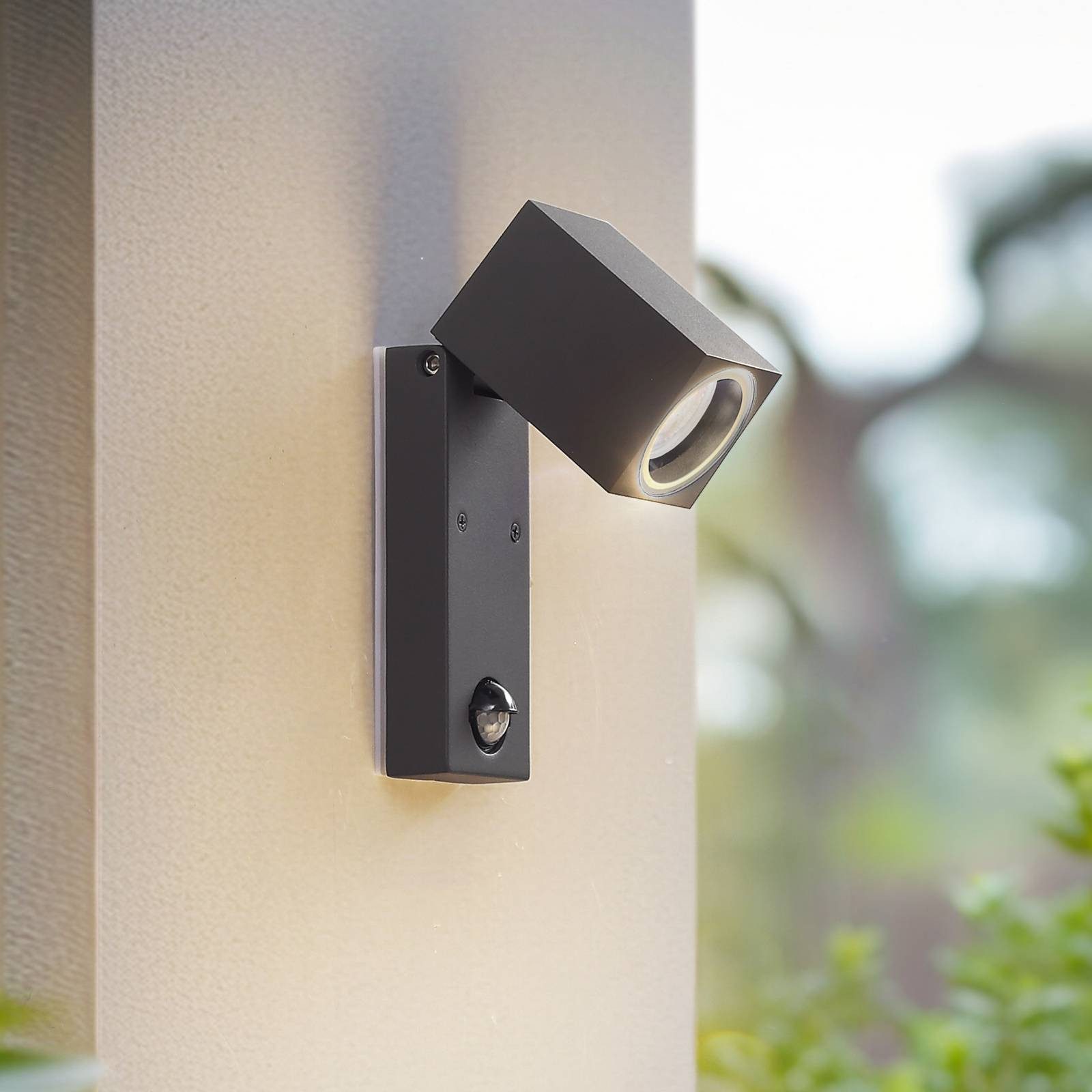 Lindby Außen-Wandleuchte Othil, Metall, Alu IP44mit Bewegungsmelder, 1 x 10 W LED