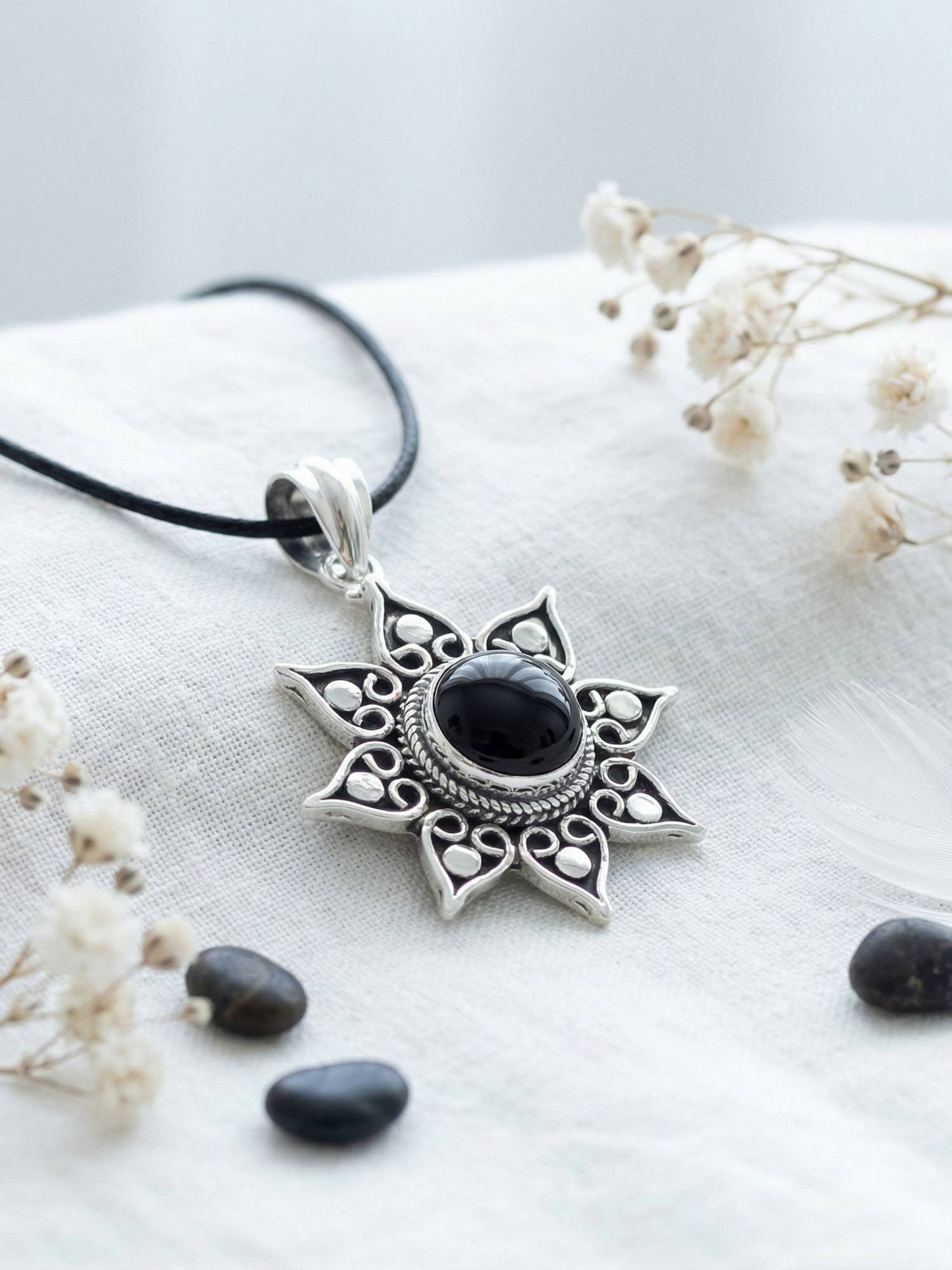 mantraroma Kettenanhänger SUNA aus 925 Silber mit Onyx (Kettenanhänger am Baumwollband im Schmuckbeutel), 925 Sterling Silber Kettenanhänger für Damen