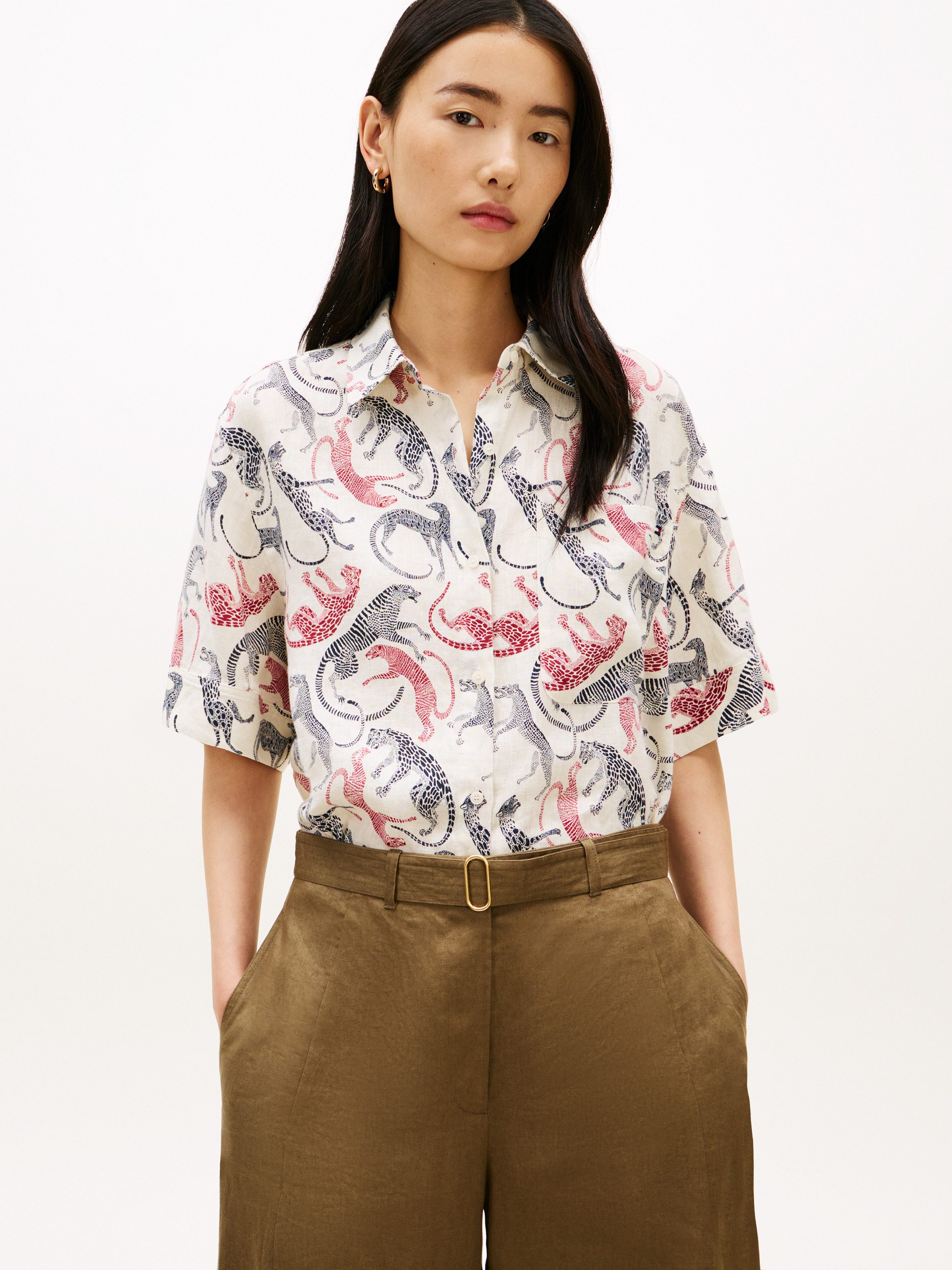 Tommy Hilfiger Kurzarmbluse ESS LINEN SHORT SLEEVE SHIRT mit aufgesetzter Brusttasche und Flag-Stickerei, reines Leinen