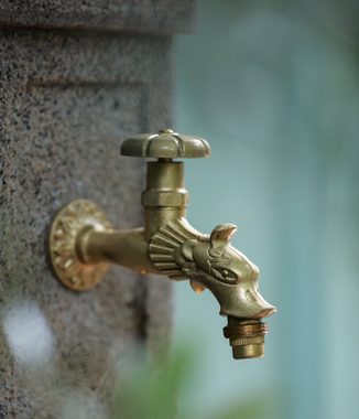 Dehner Gartenbrunnen Graz, 110 x 60 x 50 cm, Granit, grau, 50 cm Breite, Granit-Zapfsäule mit Brunnenbecken inkl. Pumpe und Messing-Wasserhahn