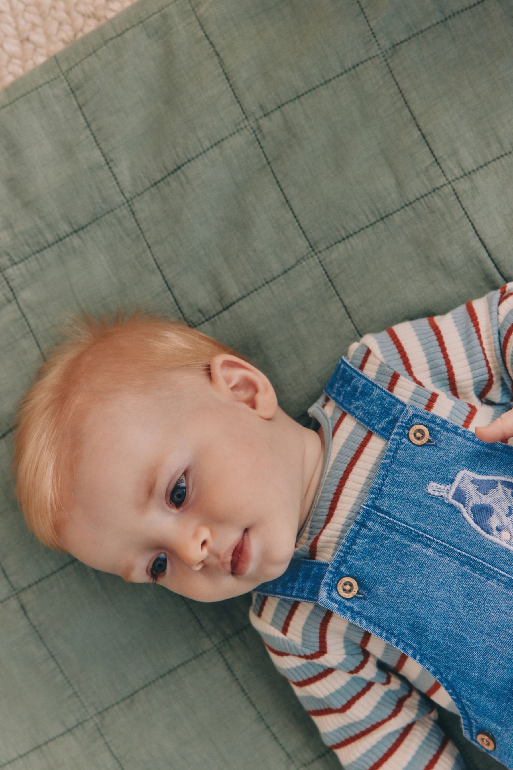 Next Body & Hose Baby Denim-Latzhose und strukturierter Bodysuit (2-tlg) – Bild 3 von 5