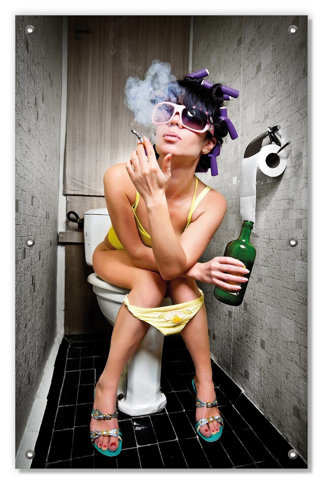 Wallario Sonnenschutz Kloparty - Sexy Frau auf Toilette Zigarette & Schnapsflasche - farbig, blickdicht, mit Saugnäpfen, wiederablösbar und wiederverwendbar