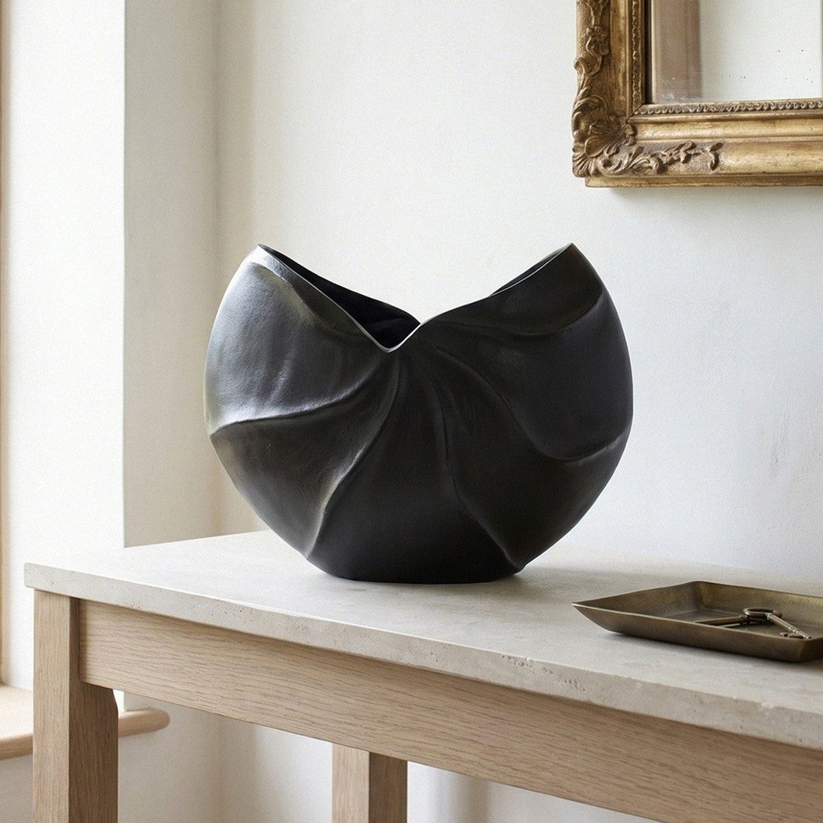 Antikas Wanddekoobjekt Vase aus Aluminium, skulptural gedreht, schwarz strukturiert, L.38 cm